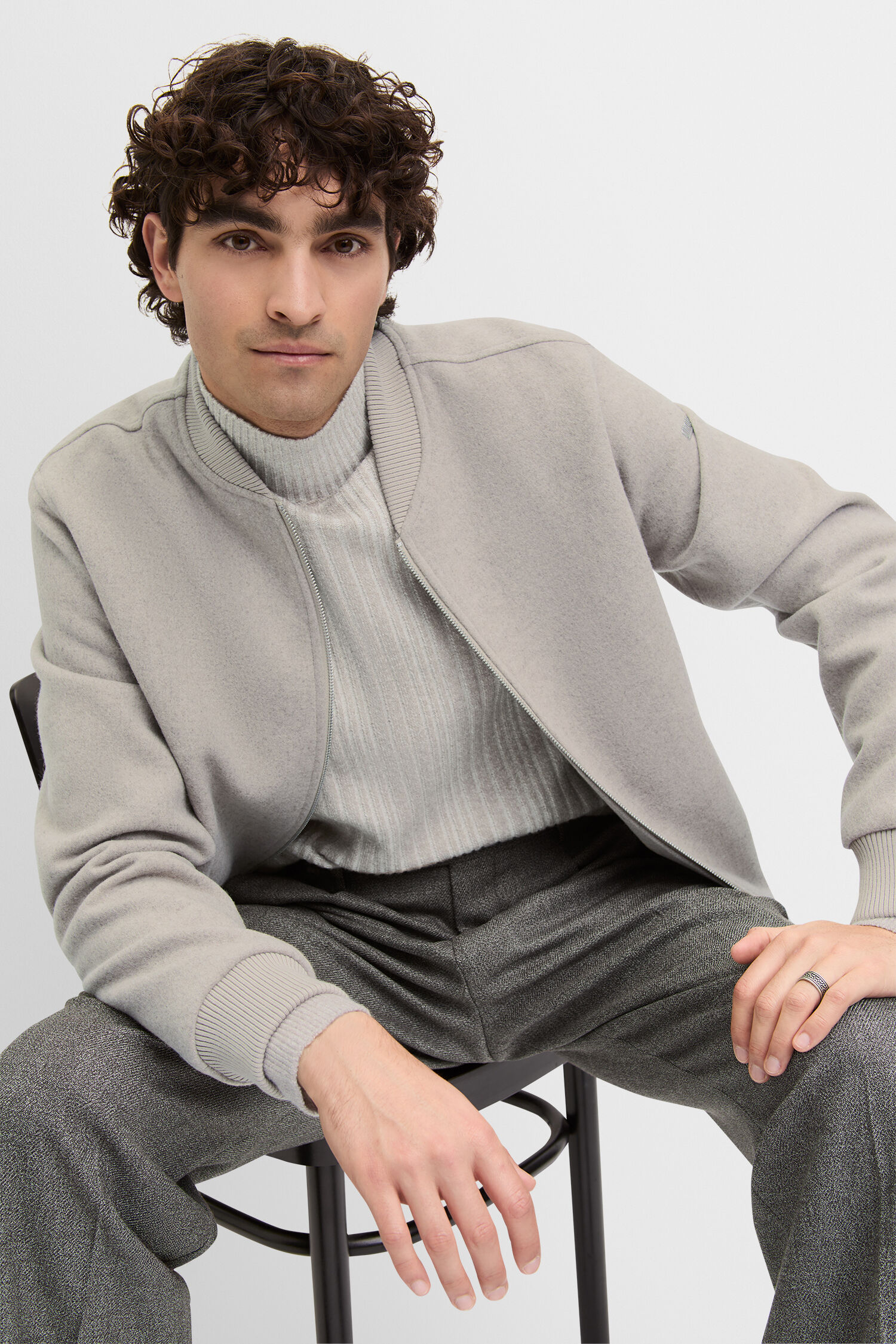 Pulli, Person, Formelle Kleidung, Sitzen, Langarm - beige Pulli, Person, Formelle Kleidung, Sitzen, Langarm - beige