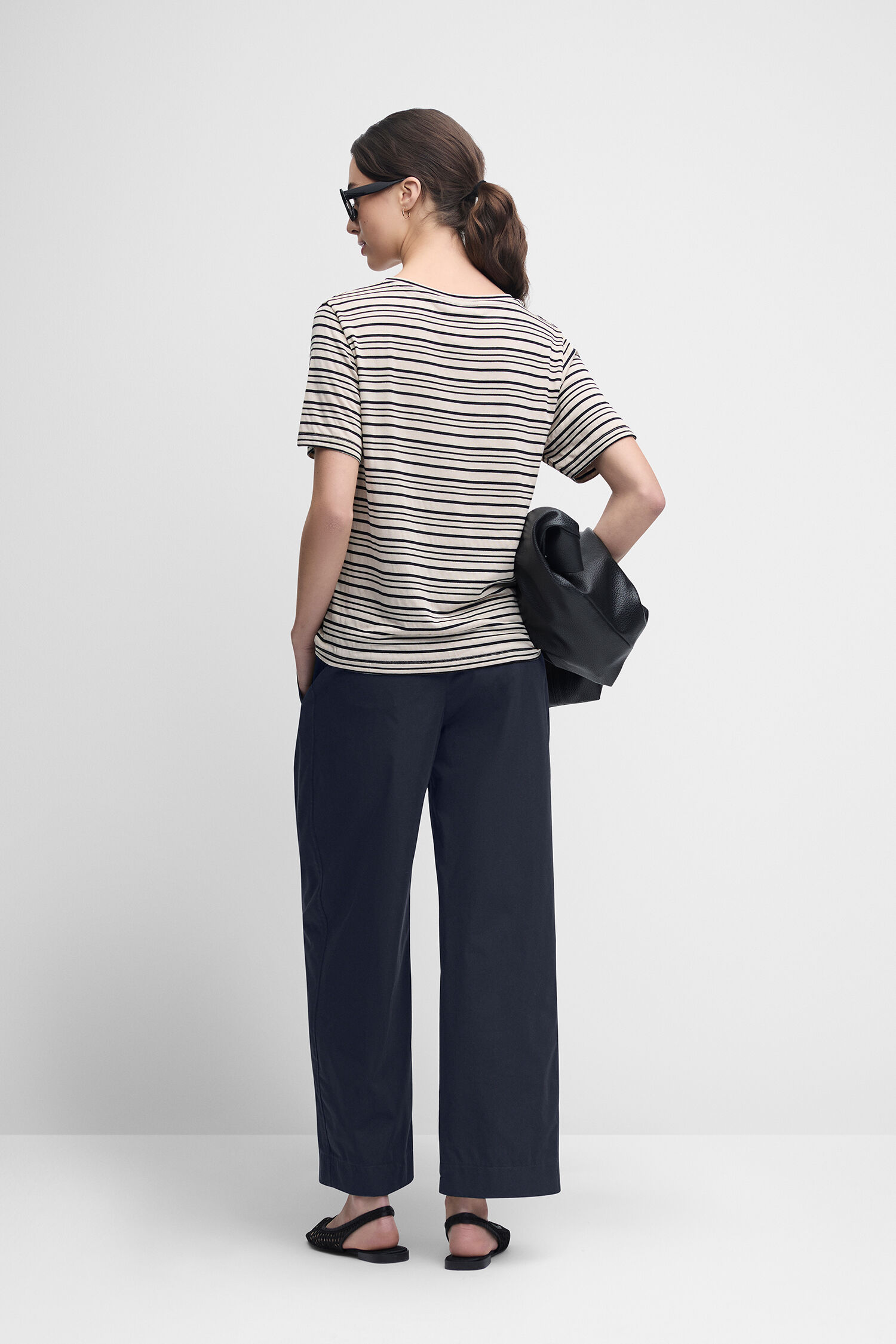 Bluse, Hosen, Handtasche, Person, Frau