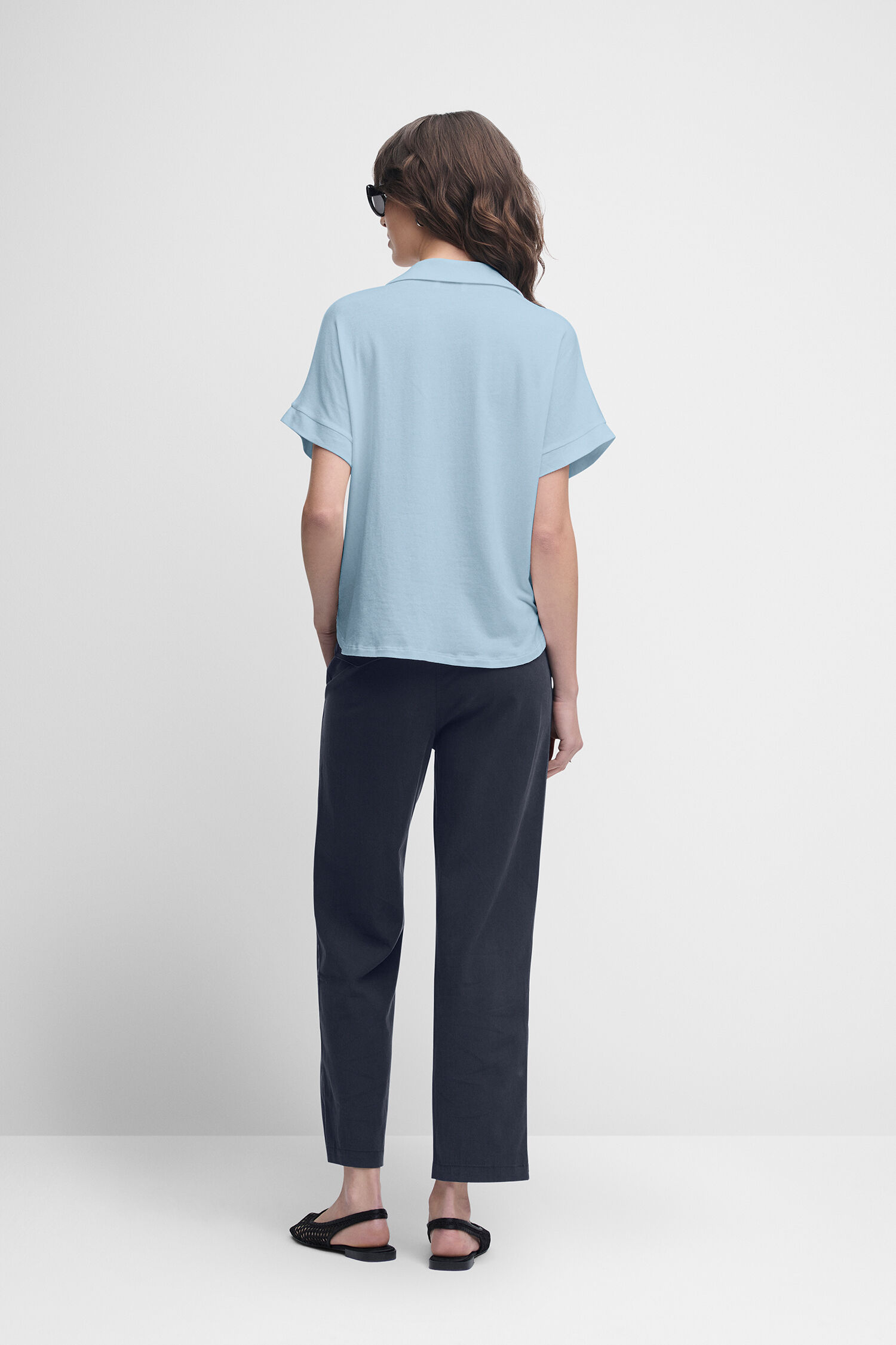 T-shirt, Hosen, Bluse, Person, Stehend