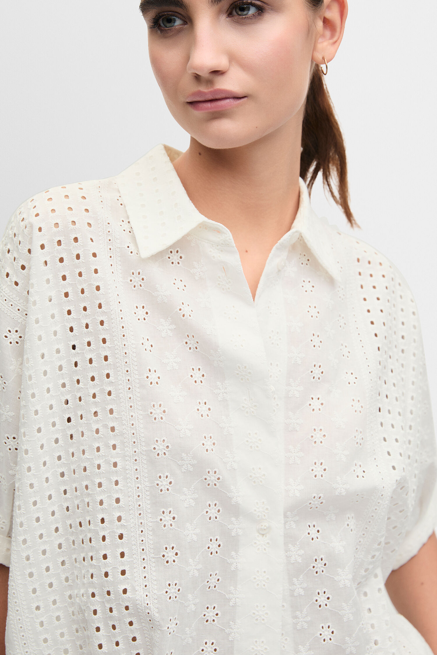weißes Hemd, großes Lochmuster, Eyelet- Muster, weite Passform, Kurzarm