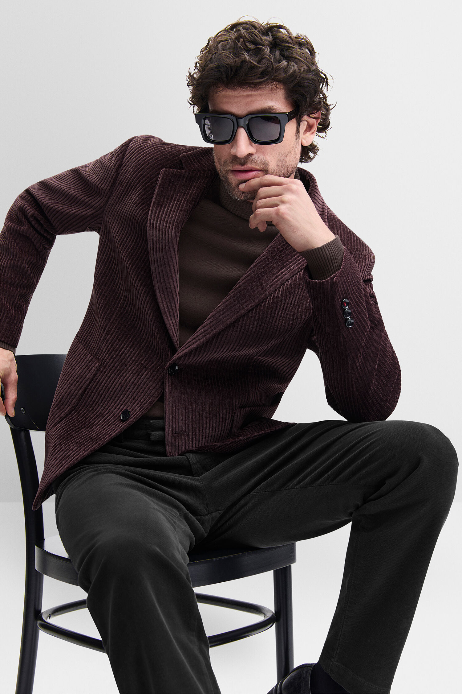 Corduroy blazer, Burgunderjacke, dunkelbrauner pullover, schwarze hose, Sonnenbrille