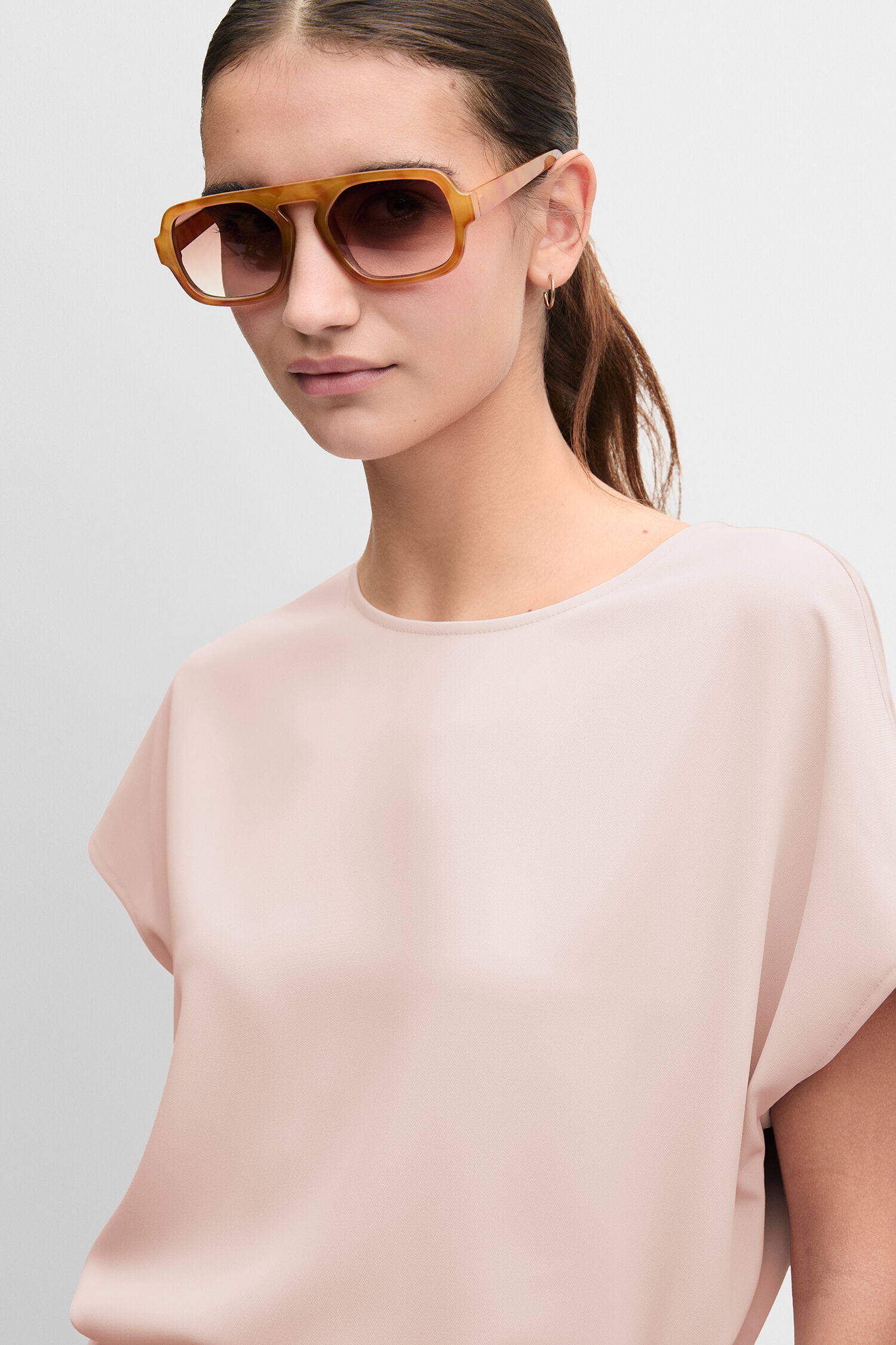 Sonnenbrille, Orangene Fassung, Braune Gläser, Strukturierte Mode?, Blusenshirt?