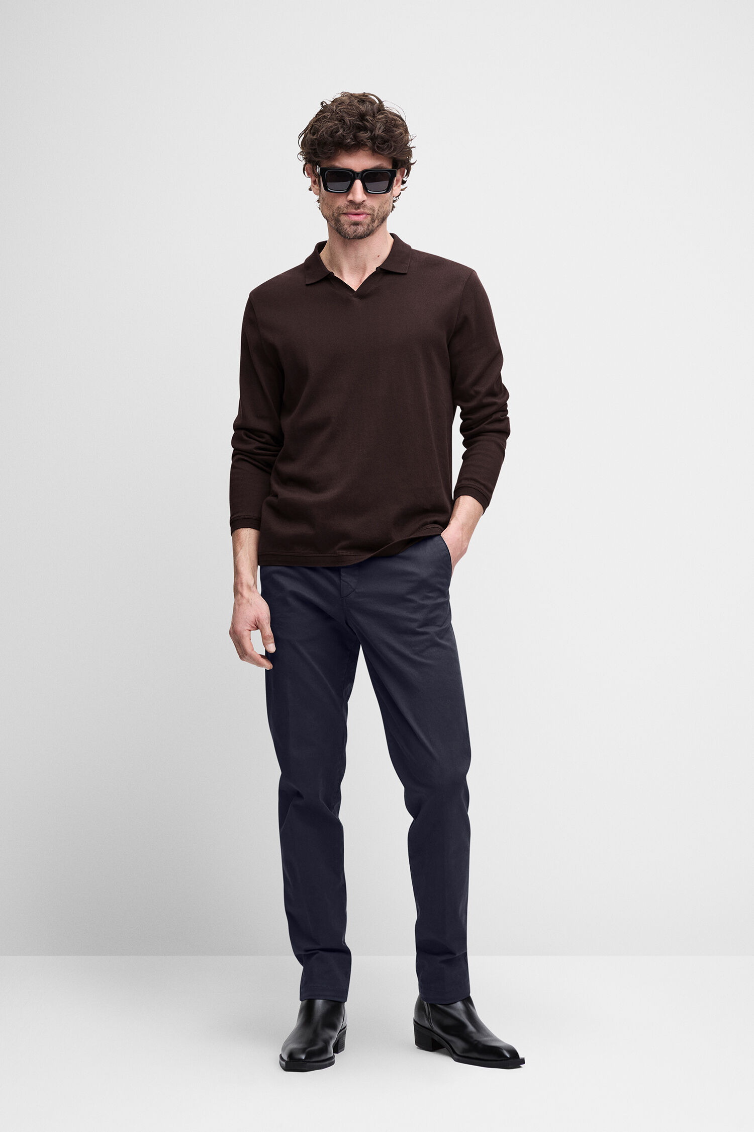 Polohemd, braunes Oberteil, Langarm, marineblaue Hose, schwarze Stiefel