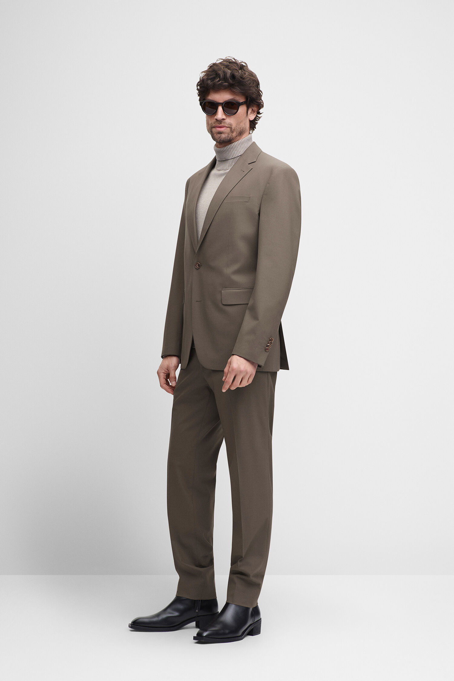 Anzug, Sakko, Hose, Turtleneck, Sonnenbrille - braun