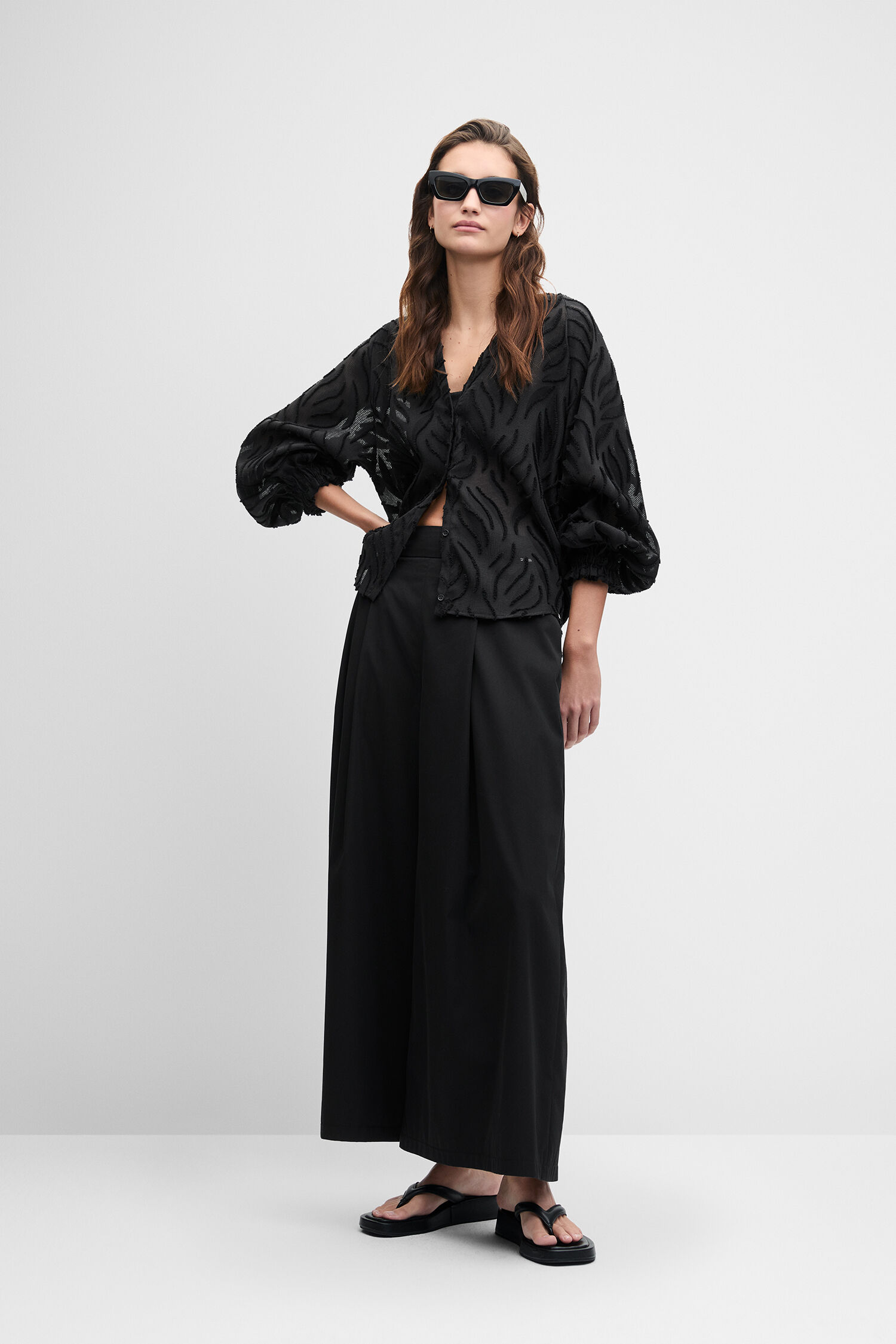 schwarze Bluse, Puffärmel, weite Hose, Sonnenbrille, schwarz auf schwarz - schwarz