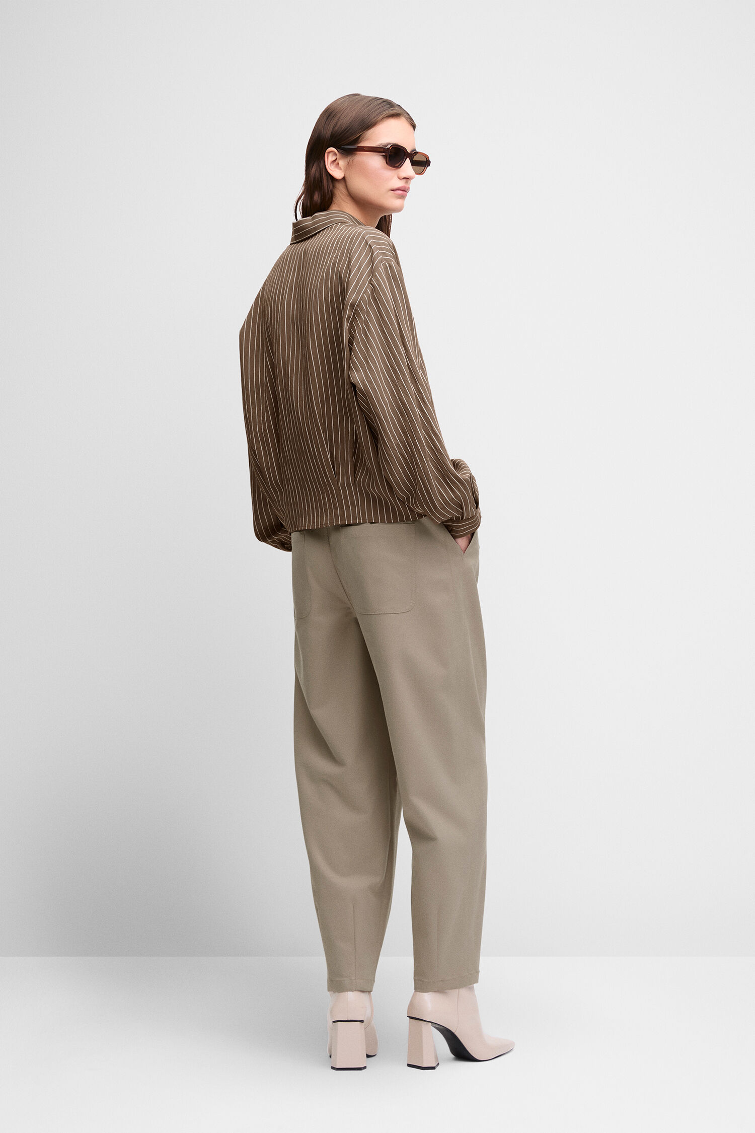strukturierte-bluse, streifenstoff, nude-hose, pailetten-?
