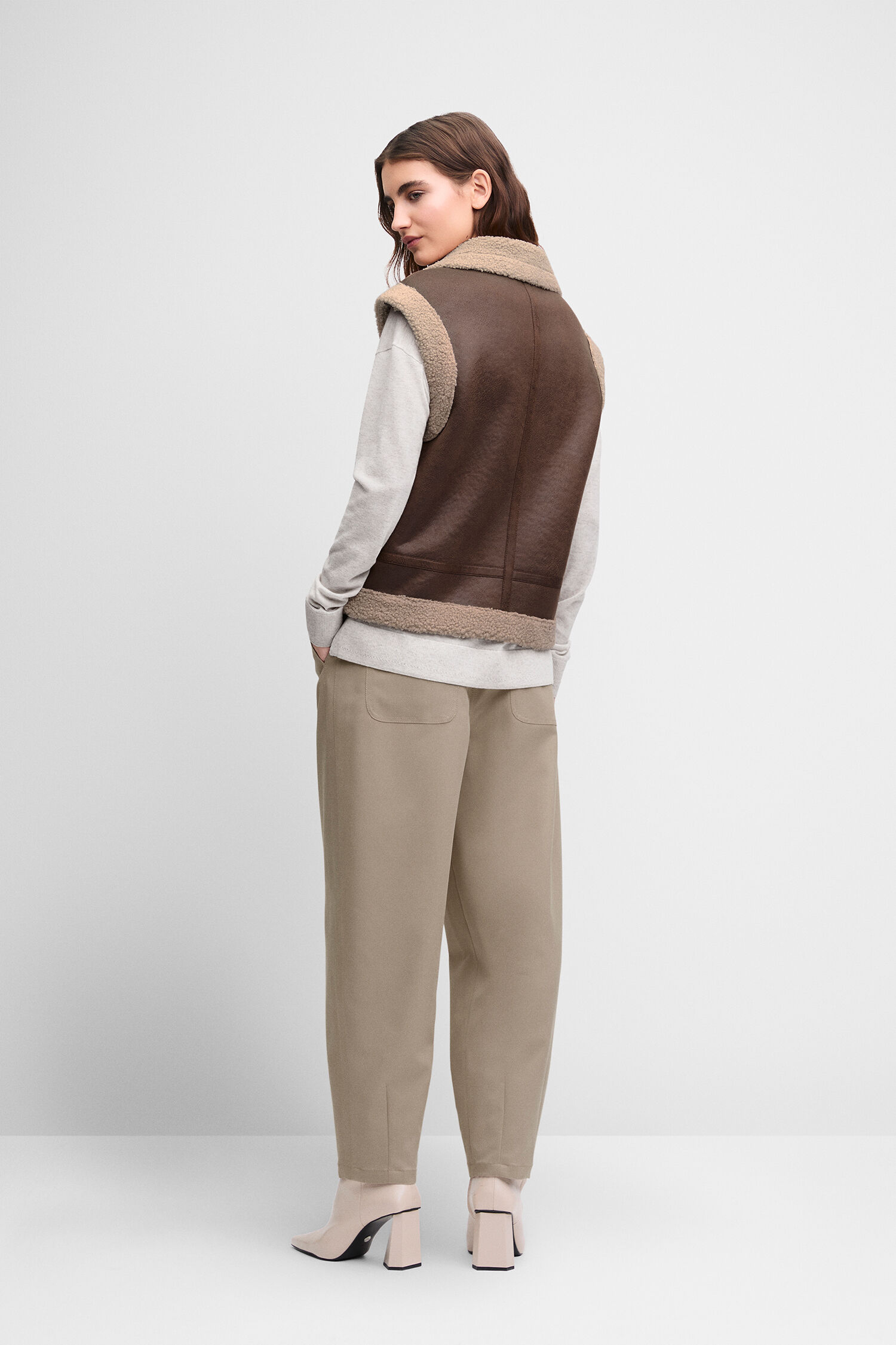soft-shell vest, Shearling trim, braun Weste, Mehrschicht-Look,  casual outfit