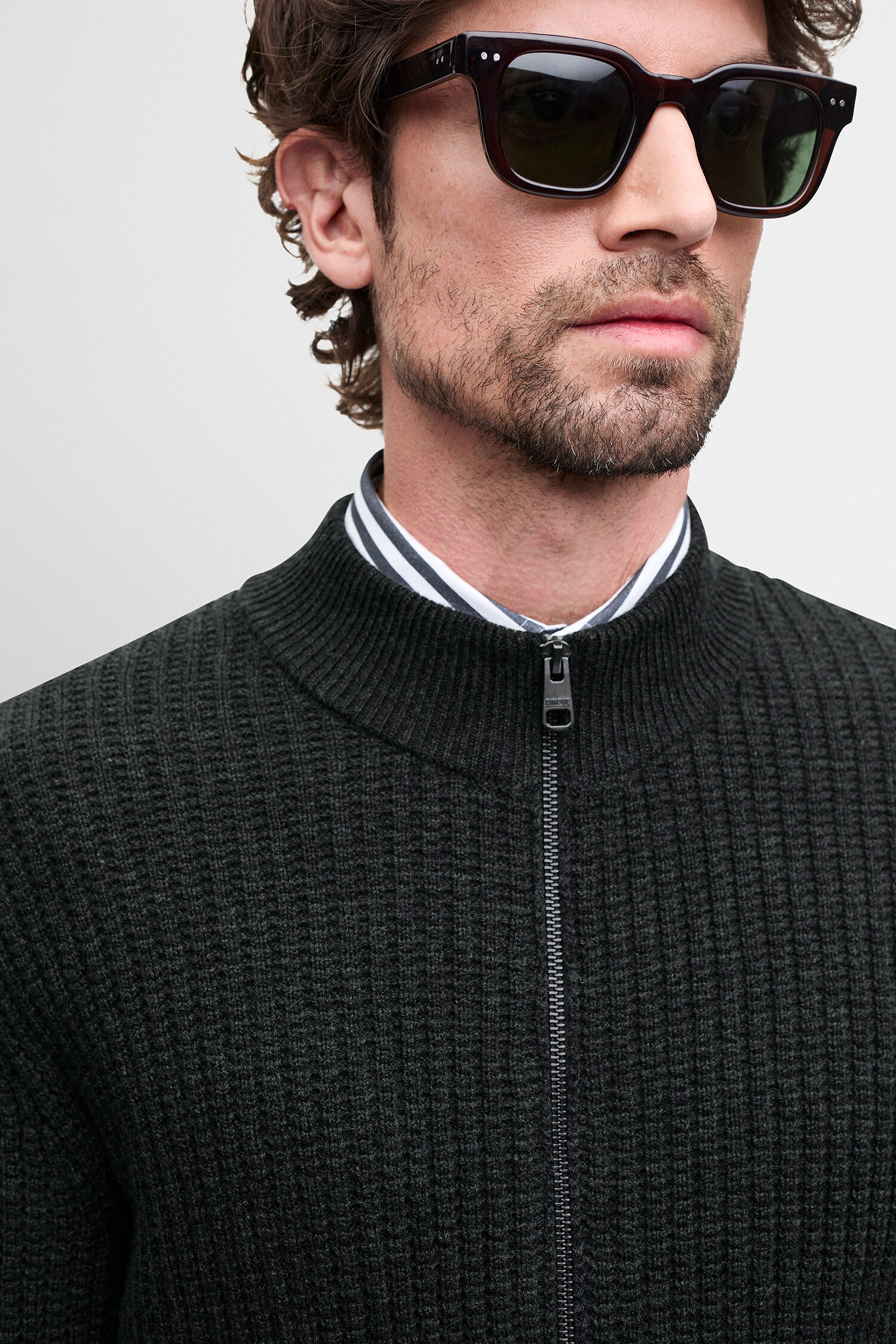 Sonnenbrille, Schwarze Jacke, Kragenreißverschluss, Kragenstrick, Strickjacke