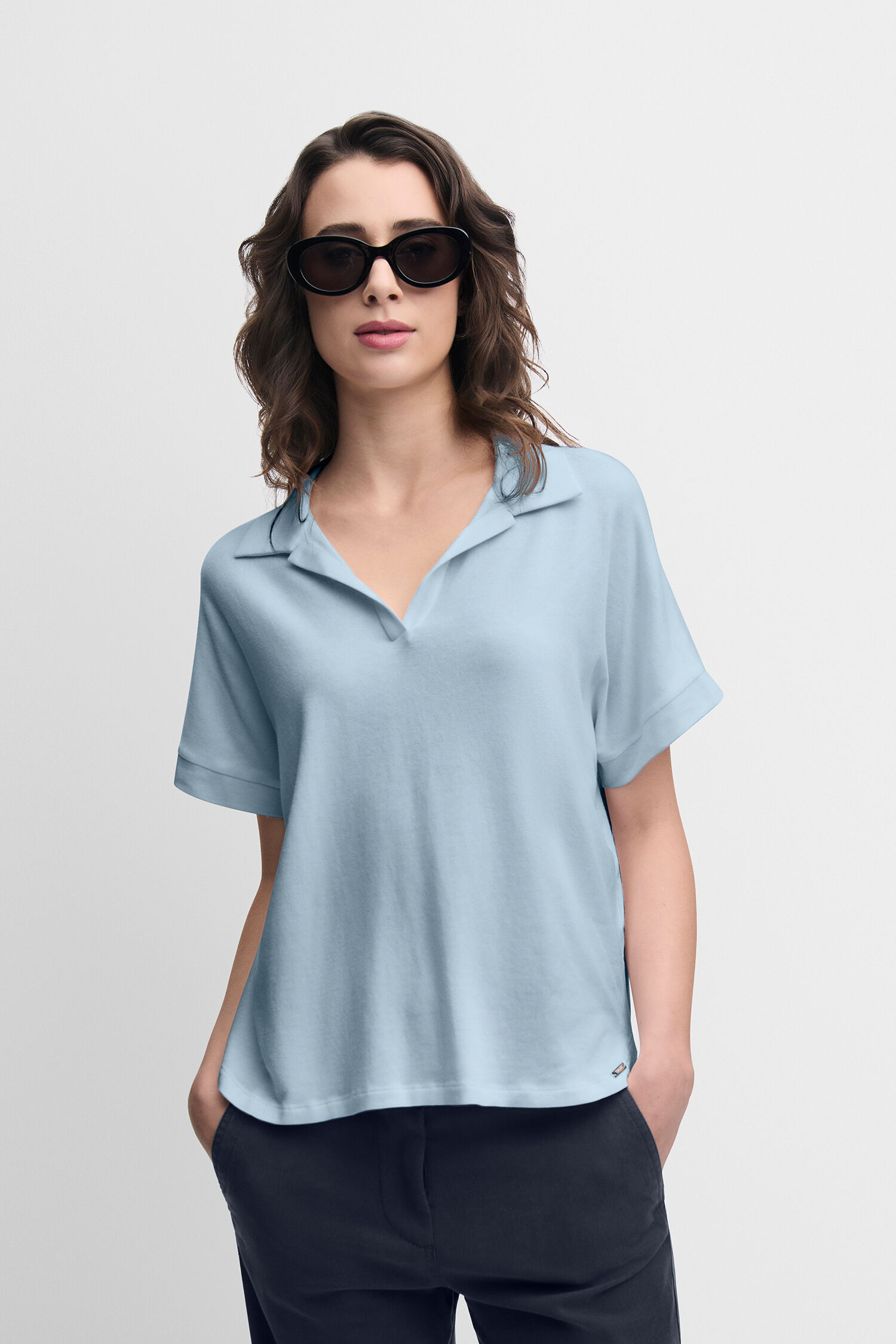 Bluse, Sonnenbrille, T-shirt, Person, Frau - hellblau