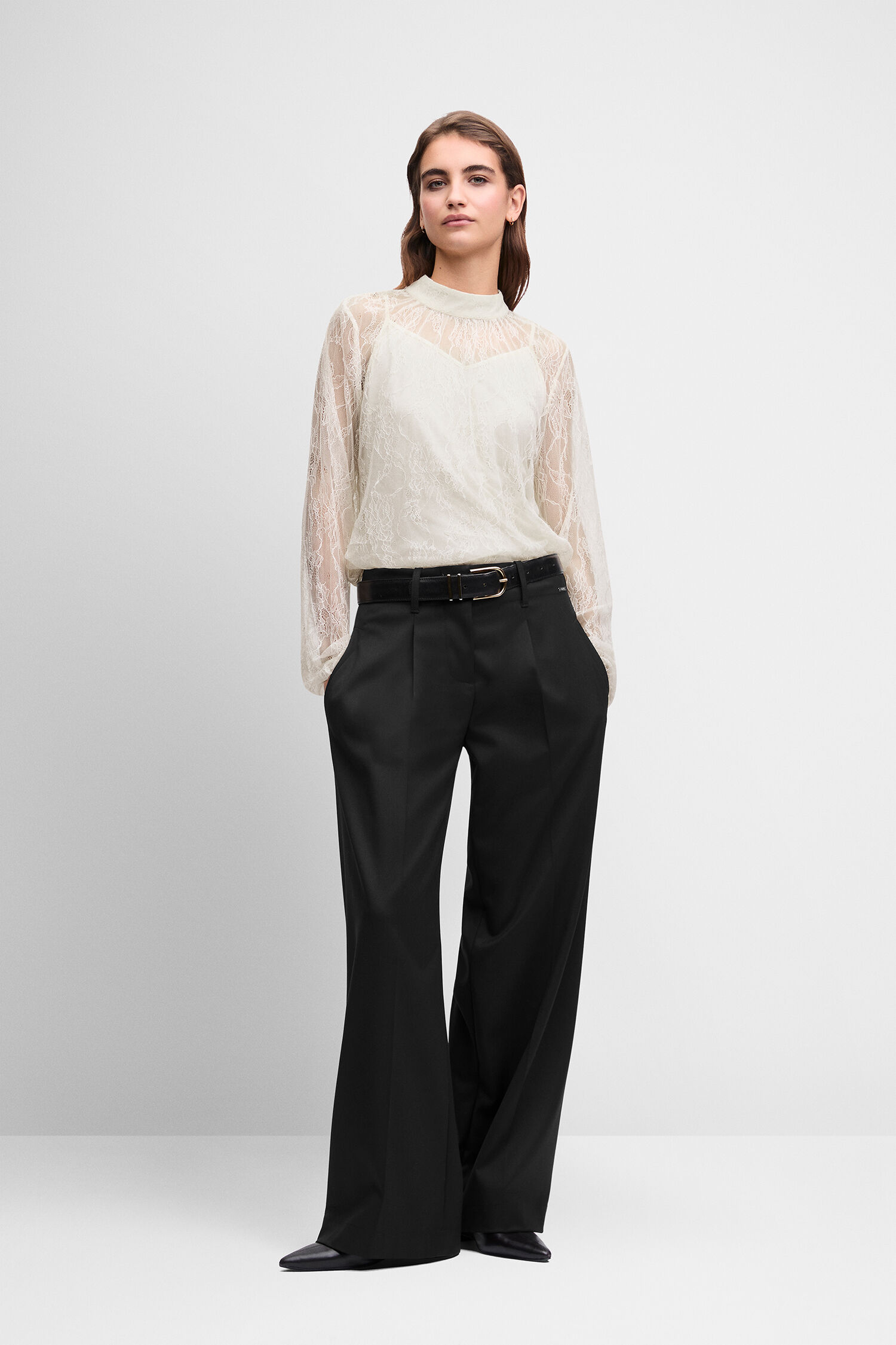 Lace Top,  sheer blouse, creme Oberteil, weite Hose, schmaler Gürtel