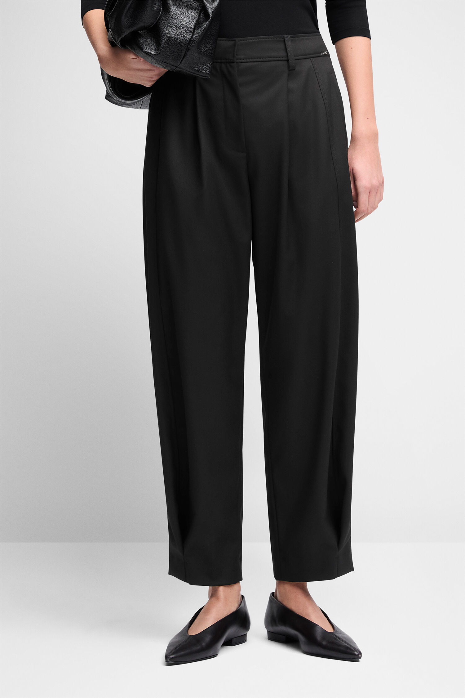 black top, black pants, Polo-Hemd, weite Hose, Schuhlose Slipper