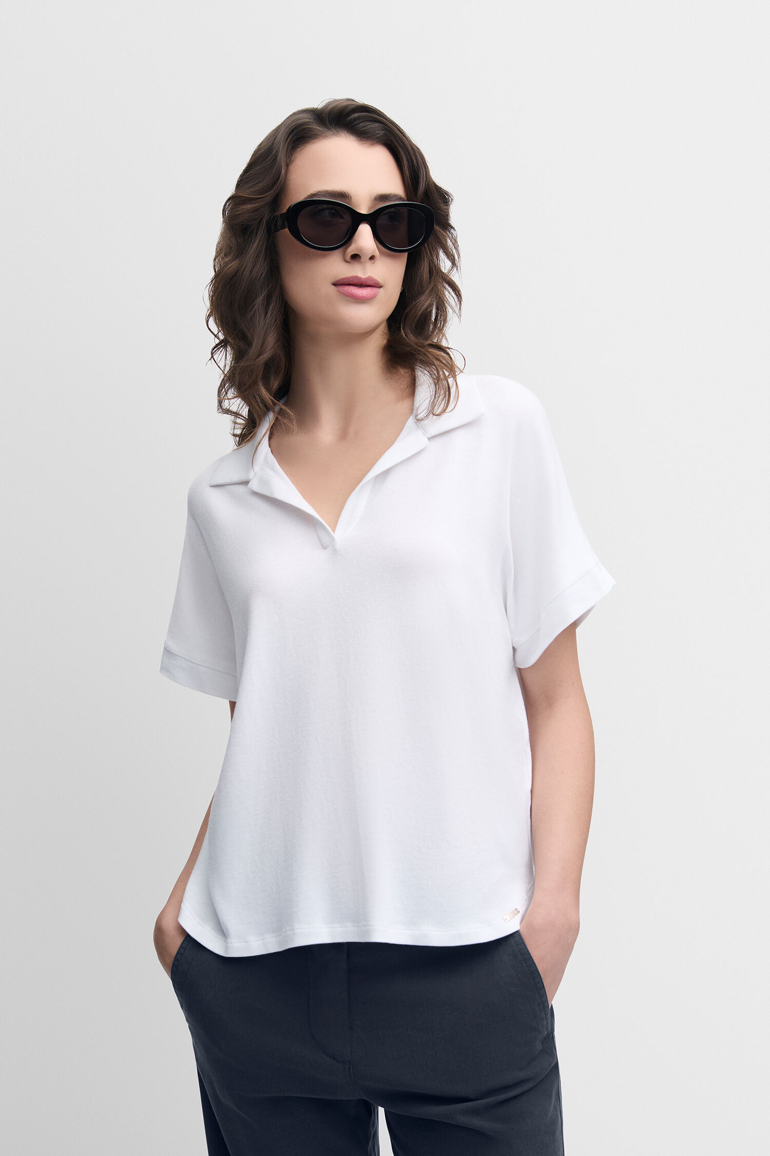 Bluse, T-shirt, Sonnenbrille, Person, Frau - weiß