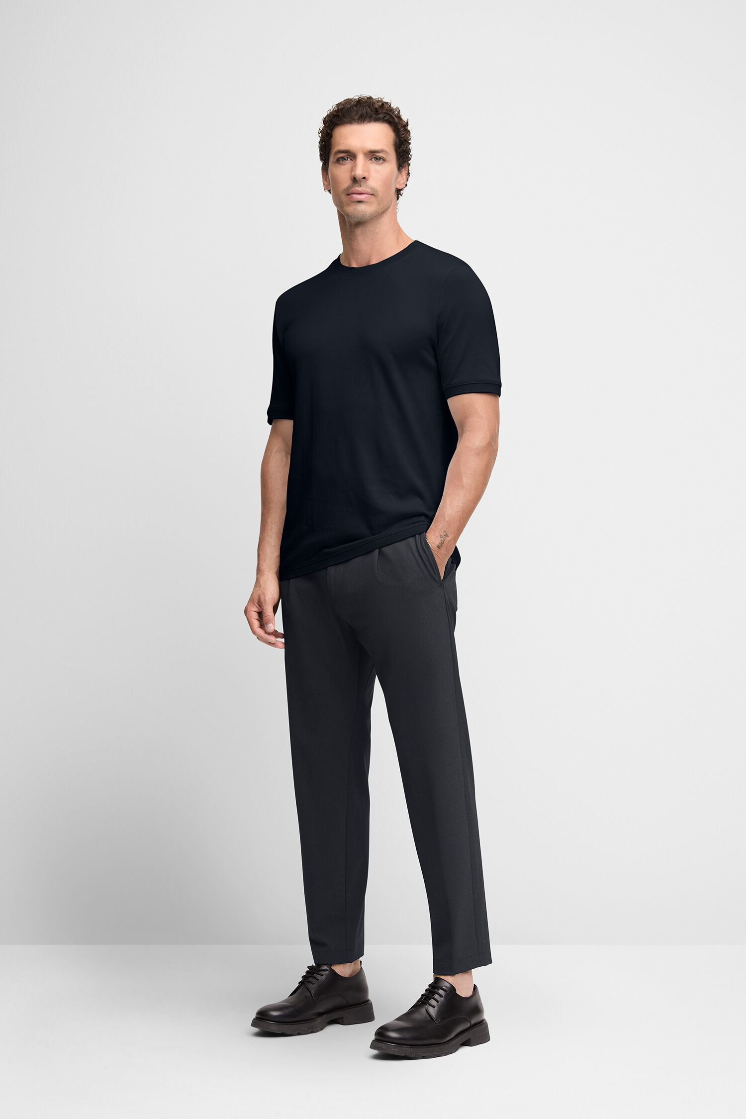 Hosen, Person, Stehend, T-shirt, Mann