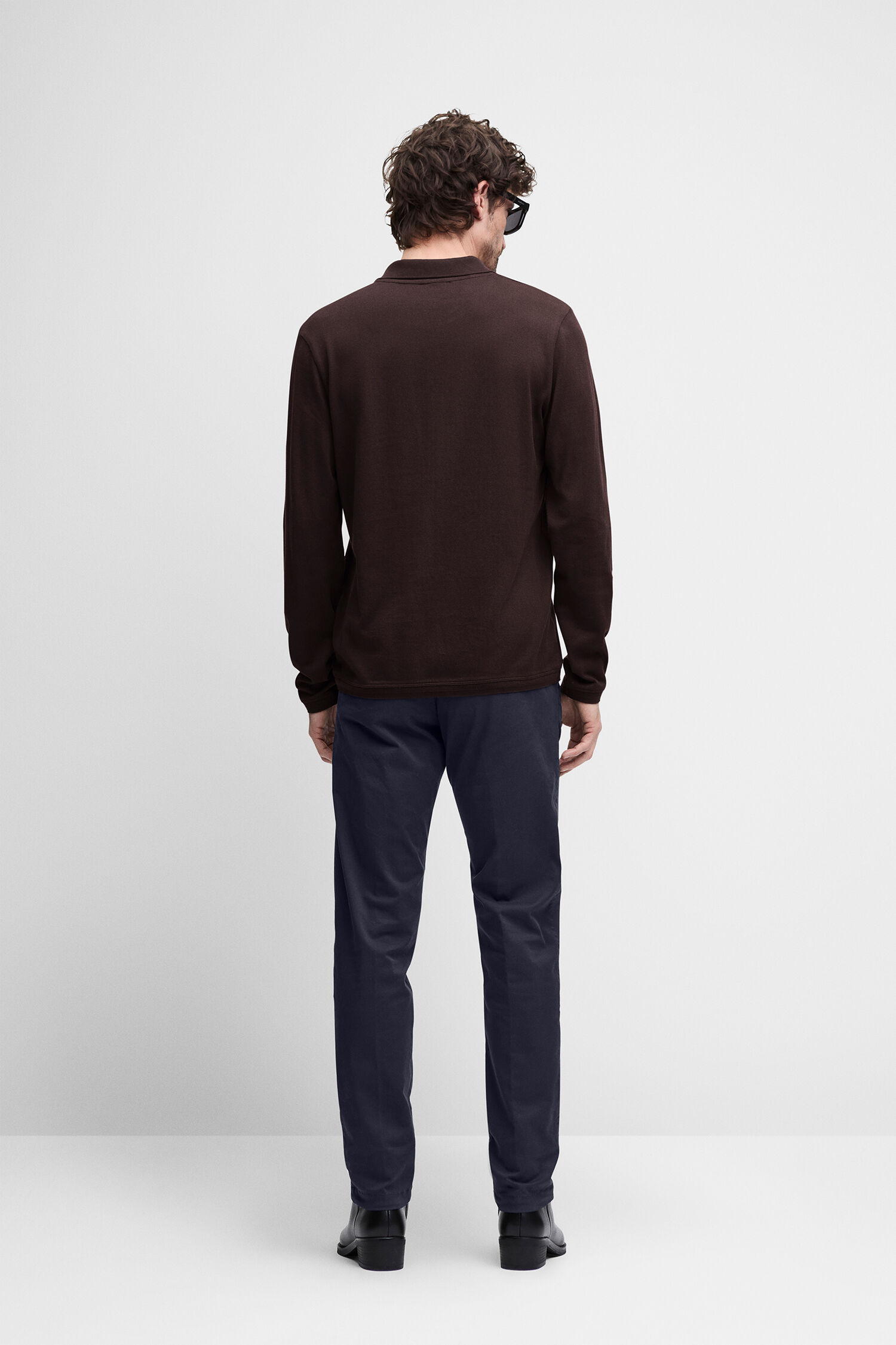 brauner langärmliger Pullover, dunkelblauer Hose, backansicht, langarmshirt, pullover aus Baumwolle