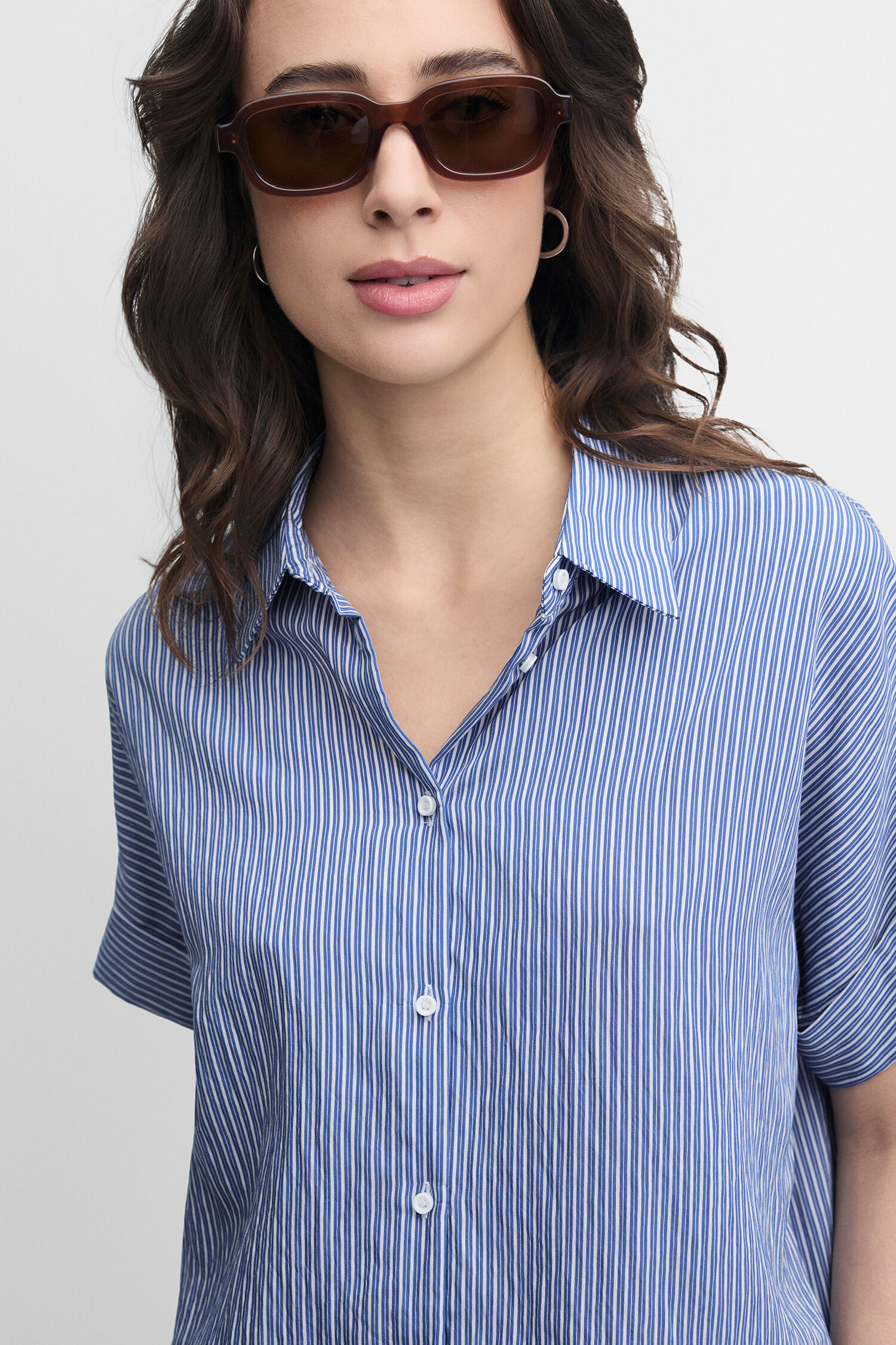 Hemd, Bluse, Sonnenbrille, Ärmel, Gesicht