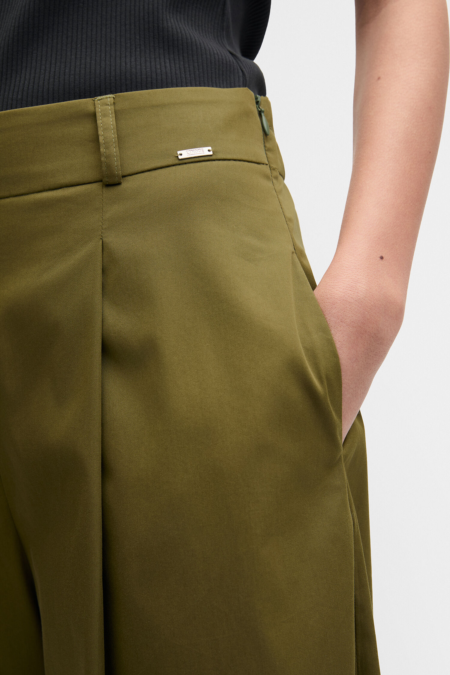 hose, olive, hohe Taille, Falten, Tortelage?