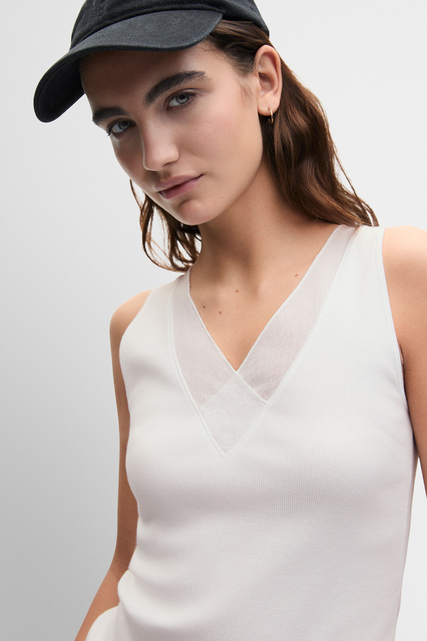 Baseball-cap, Weiße Oberteil, V-Ausschnitt, Westeärmeln?, Mesh-Top? - weiß