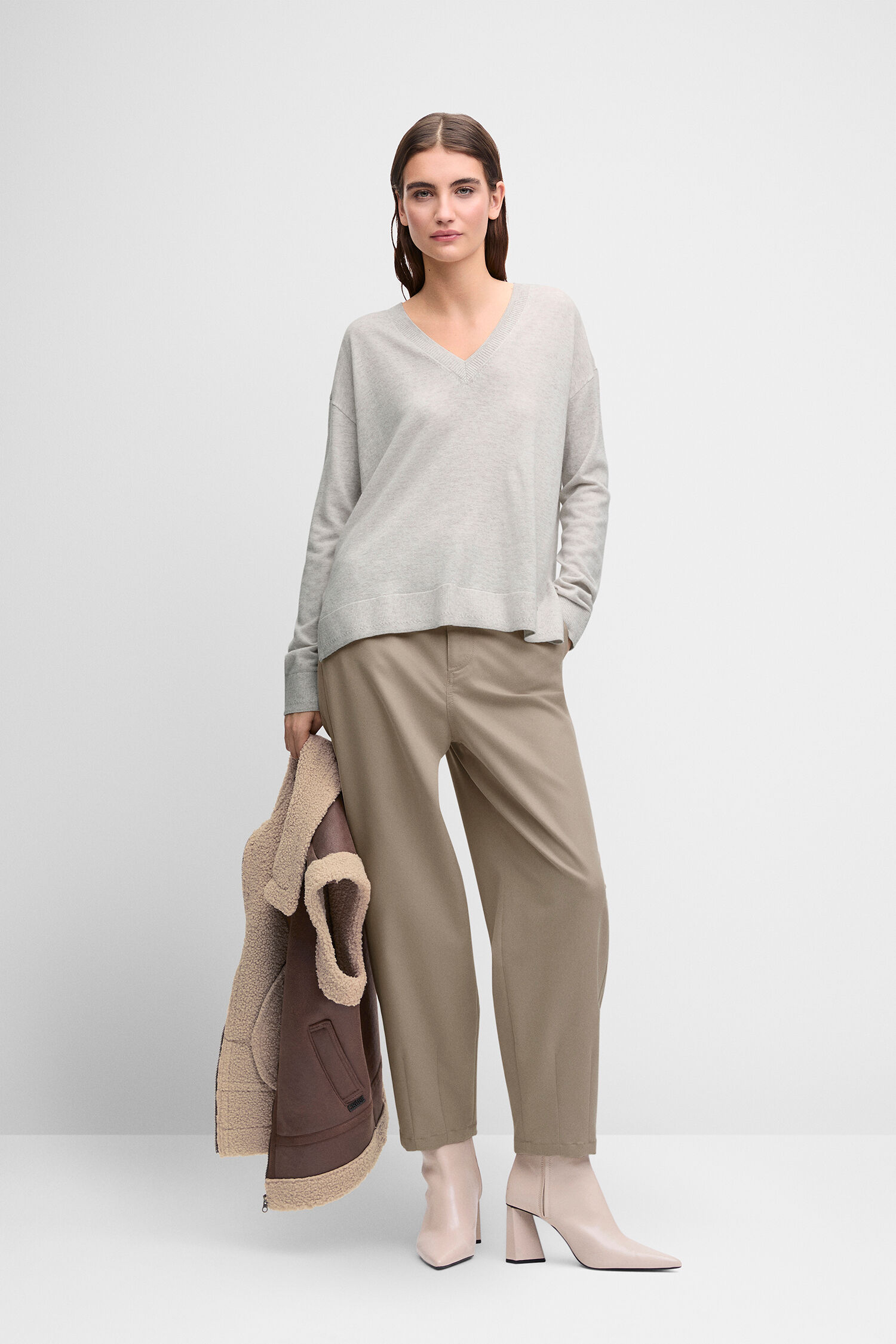 V-Ausschnitt Pullover, Strickware, Hellgrau, Relaxed Fit, Beige Hose