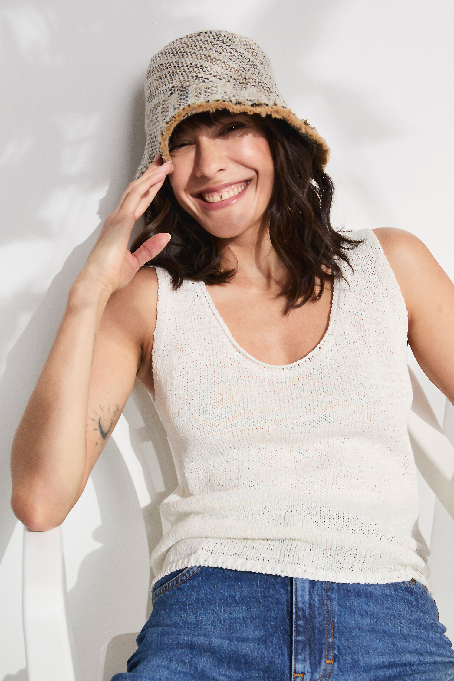 Person, Lächeln, Hut, Jeanshose, Frau