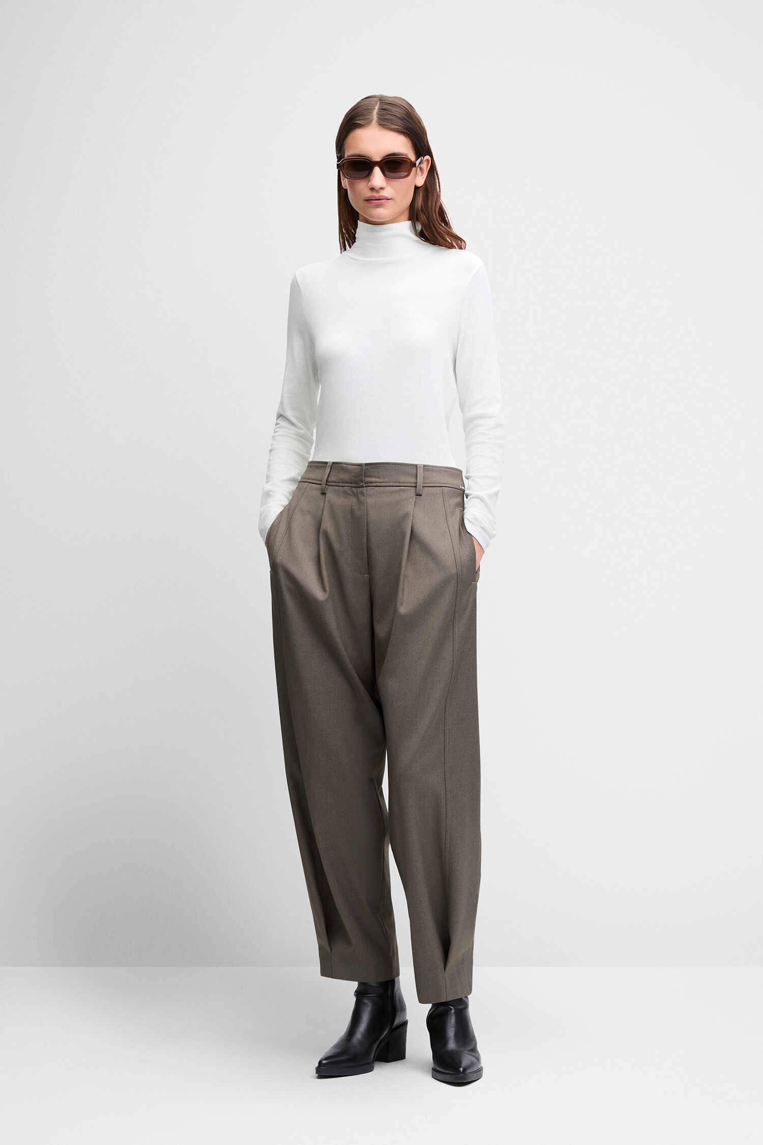 turtleneck, weiße Oberteil, weite Hose, braune Hose, Stiefeletten
