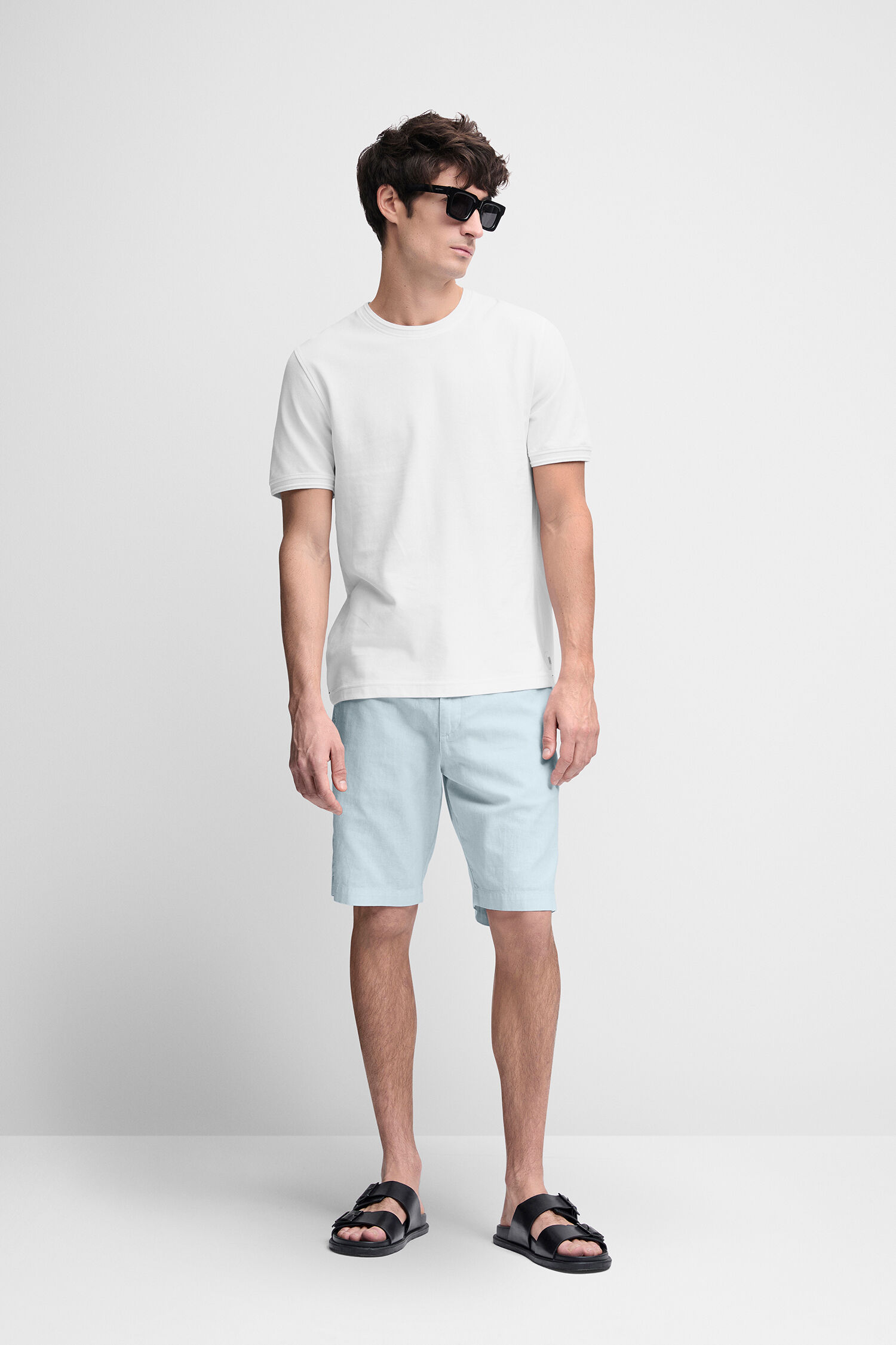 Bekleidung, Kurze Hosen, Person, Sandale, Strandmode - hellblau