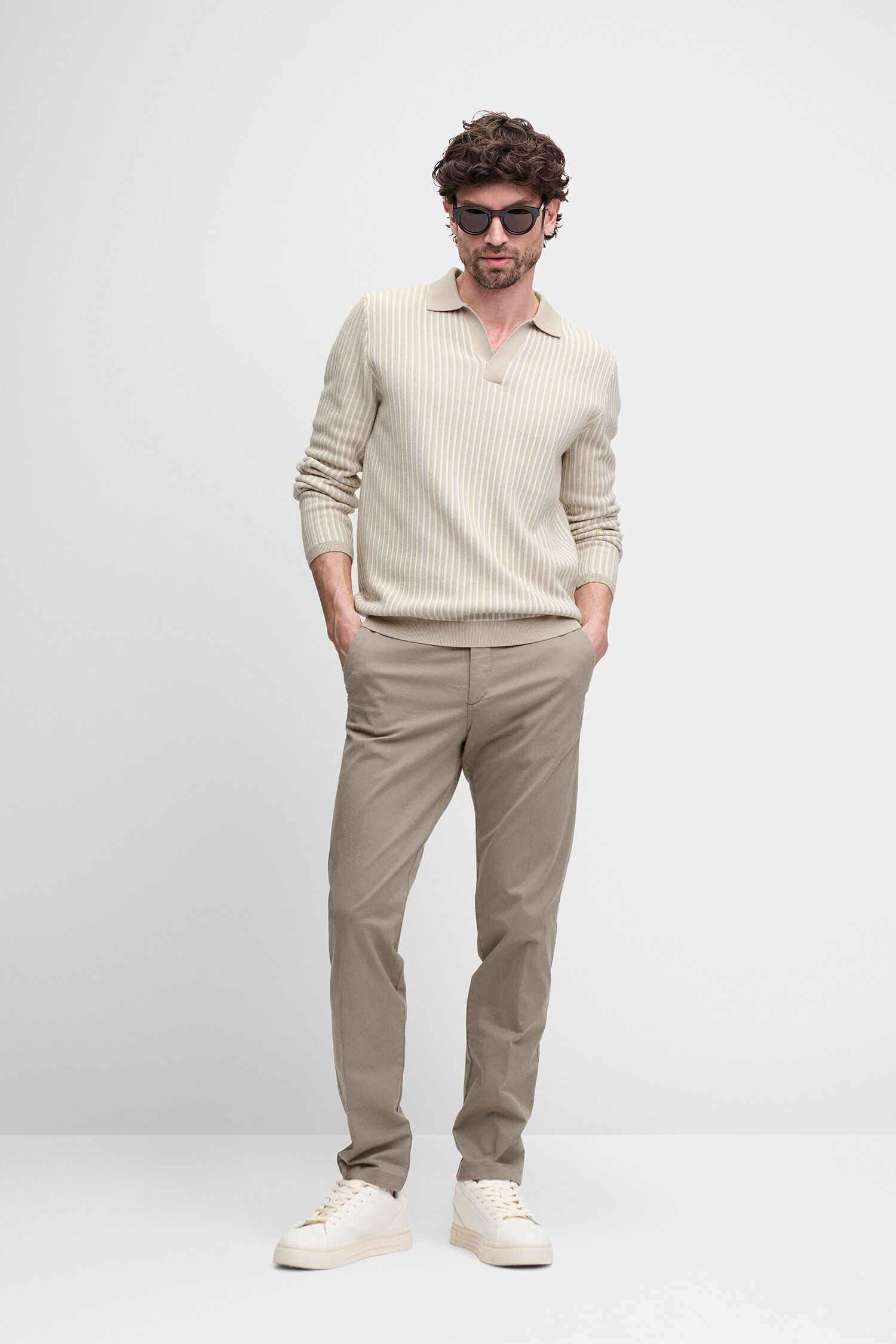 Polo-Pullover, gestreiftes Kleidungsstück, beiges Oberteil, khakifarbene Hose, weiße Sneaker