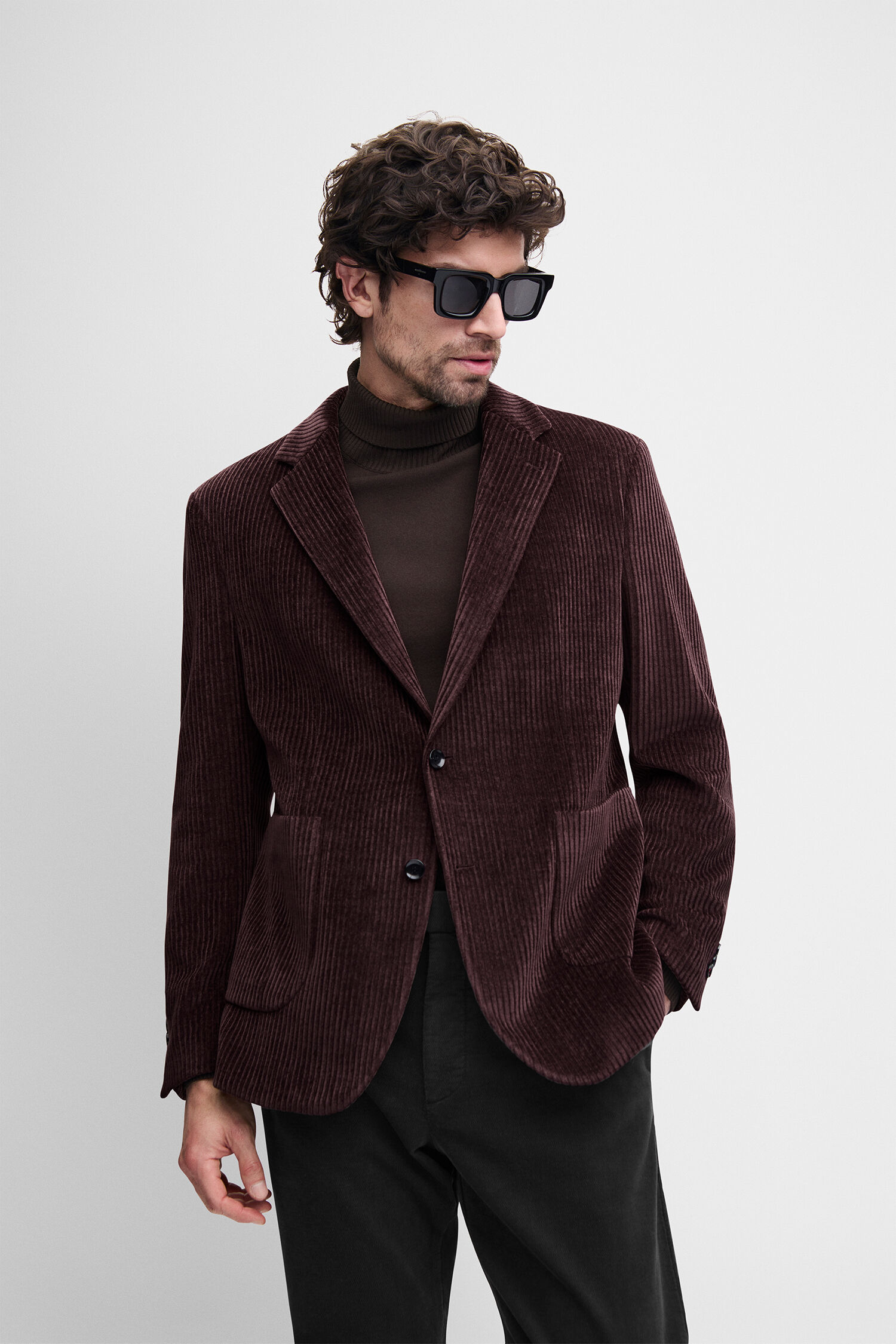 Corduroy blazer, Burgunderjacke, dunkelbrauner pullover, schwarze hose, Sonnenbrille