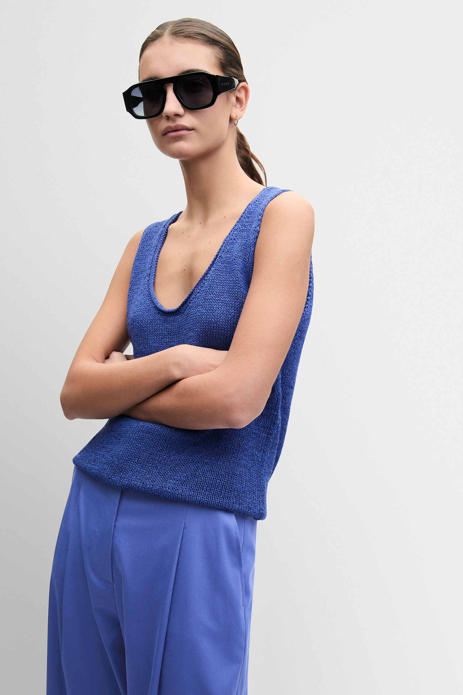 Sonnenbrille, blaues Oberteil, Strick-Tanktop, blaue Hose, ärmelloses Oberteil - blue