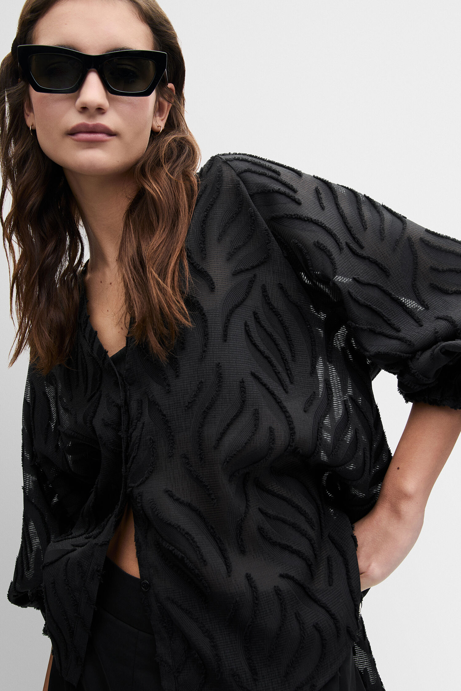 schwarzes top, durchscheinende Bluse, texturiertes Muster, Puffärmel, Sommermodell