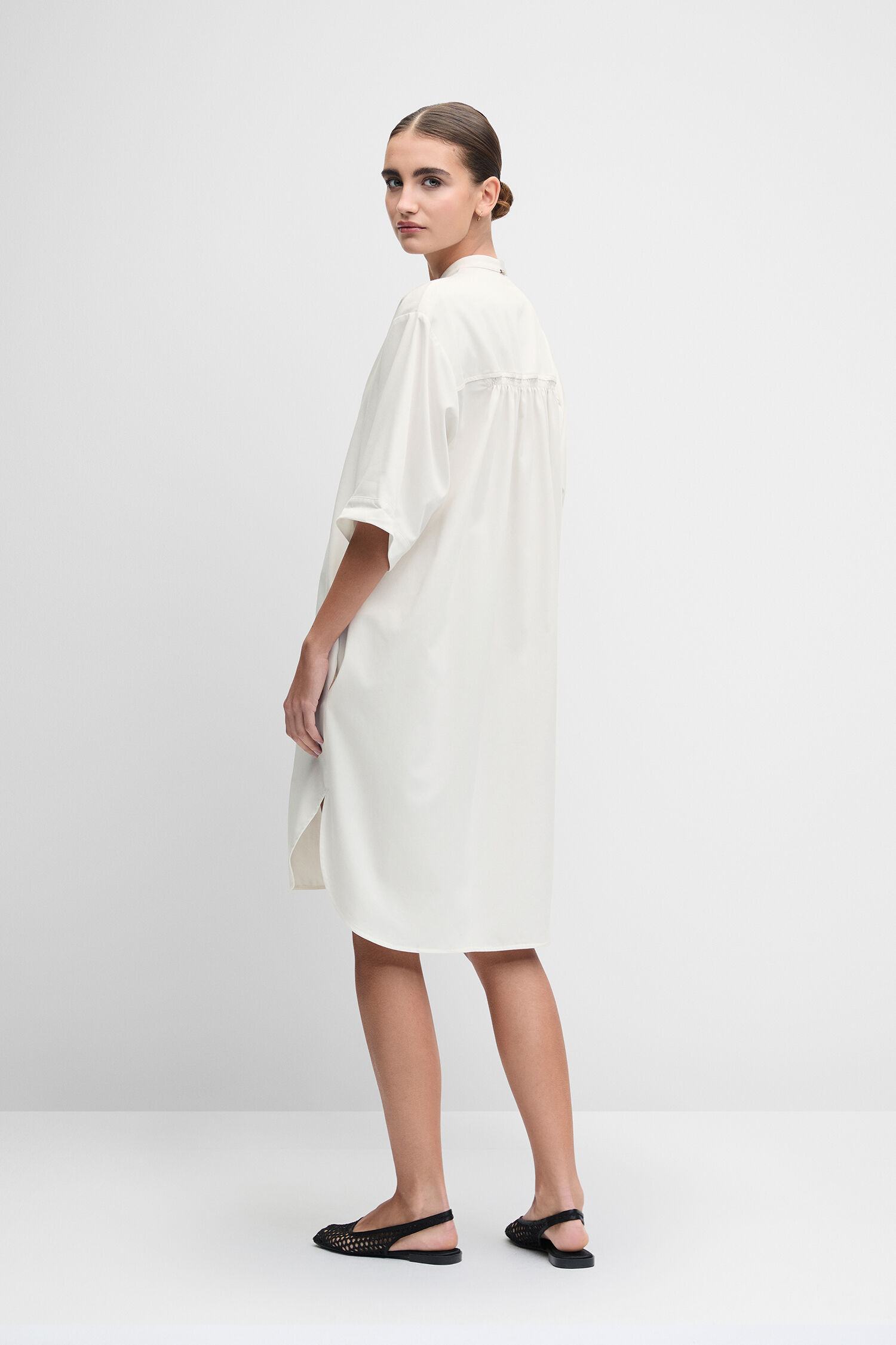 weiße Kleid, kurzarm, knie lang, lose Passform, stoffkleid