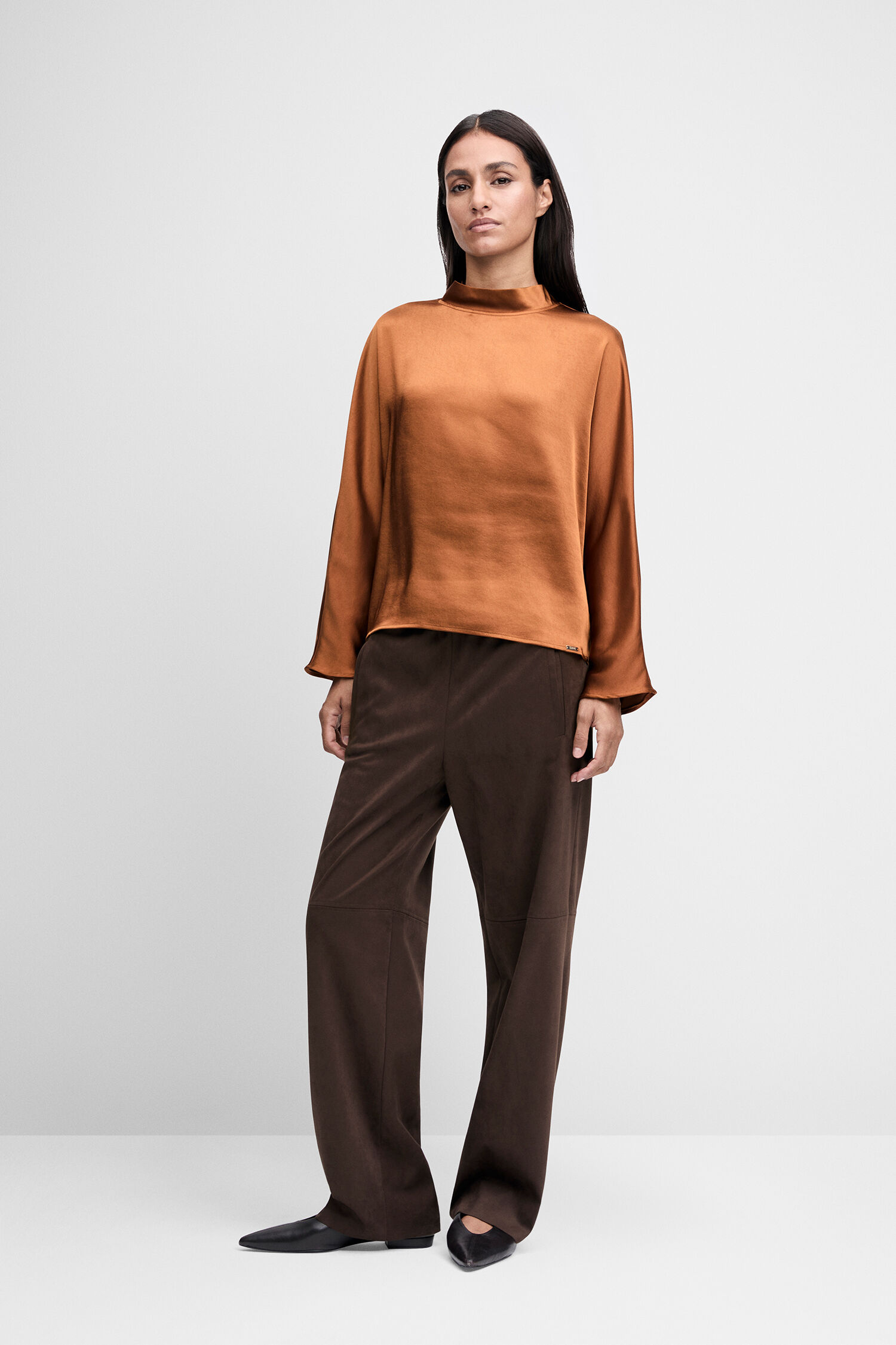 Seidenbluse, Orangene Oberteil, lange Ärmel, hoher Kragen, braune weite Hose