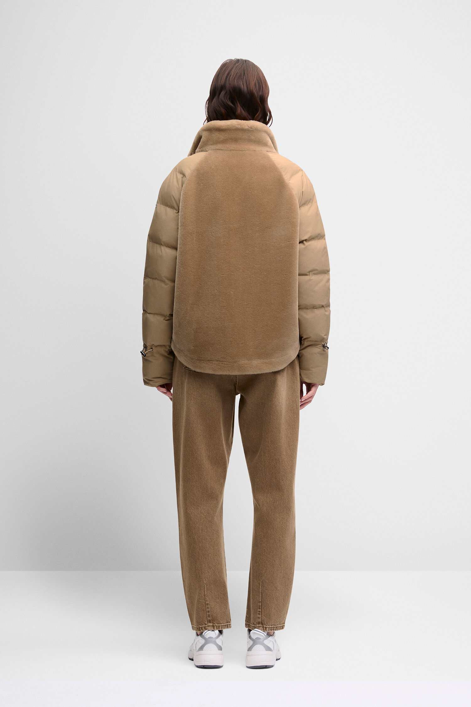 Pufferjacke, Taupe, Kragen, lange Ärmel, Cordhose