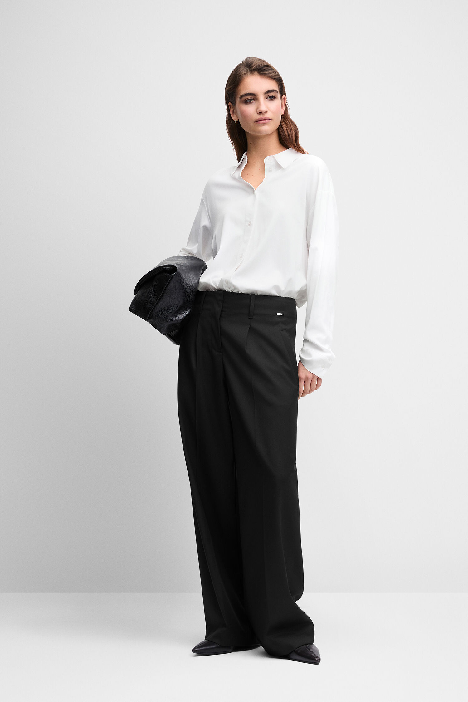 weiße Bluse, schwarzweißer Look, weite Hose, Hemdbluse, Business-Look
