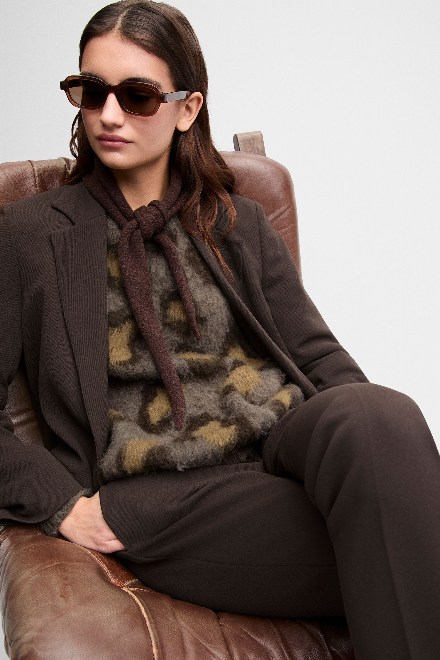 Sonnenbrille, Hose, Blazer, Mutmaßung, ??