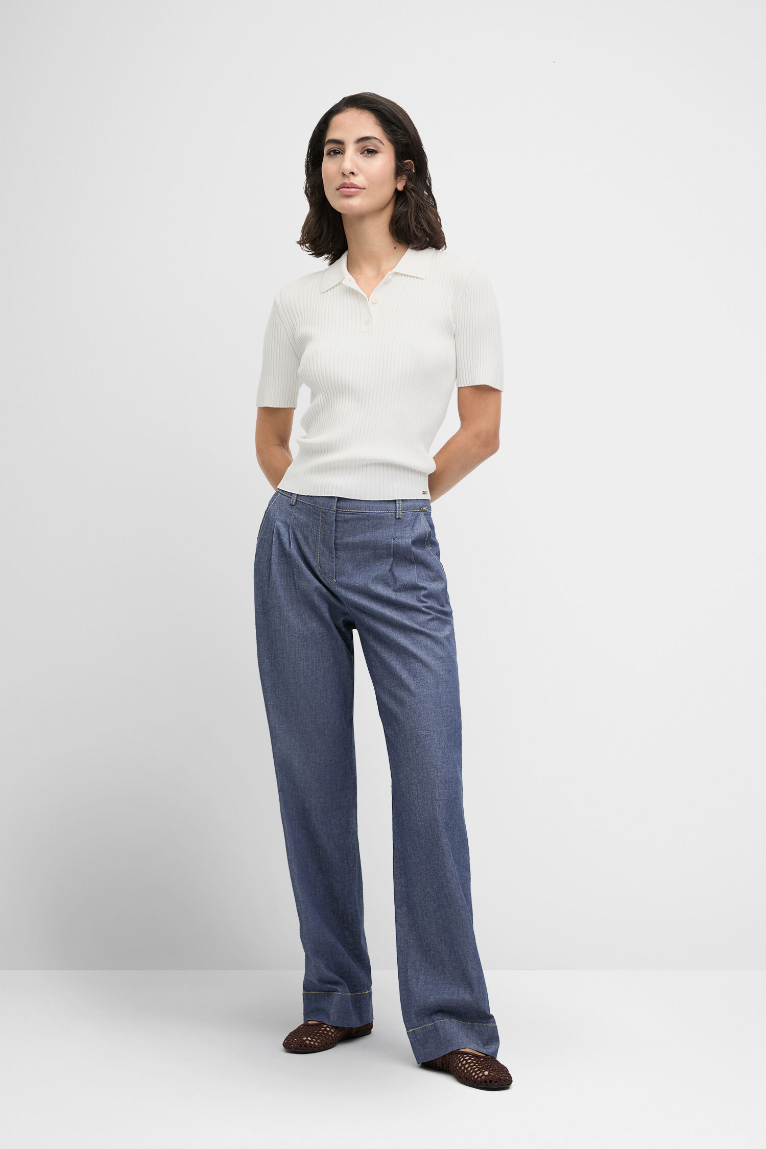 Hosen, Jeans, Bluse, Person, Frau
