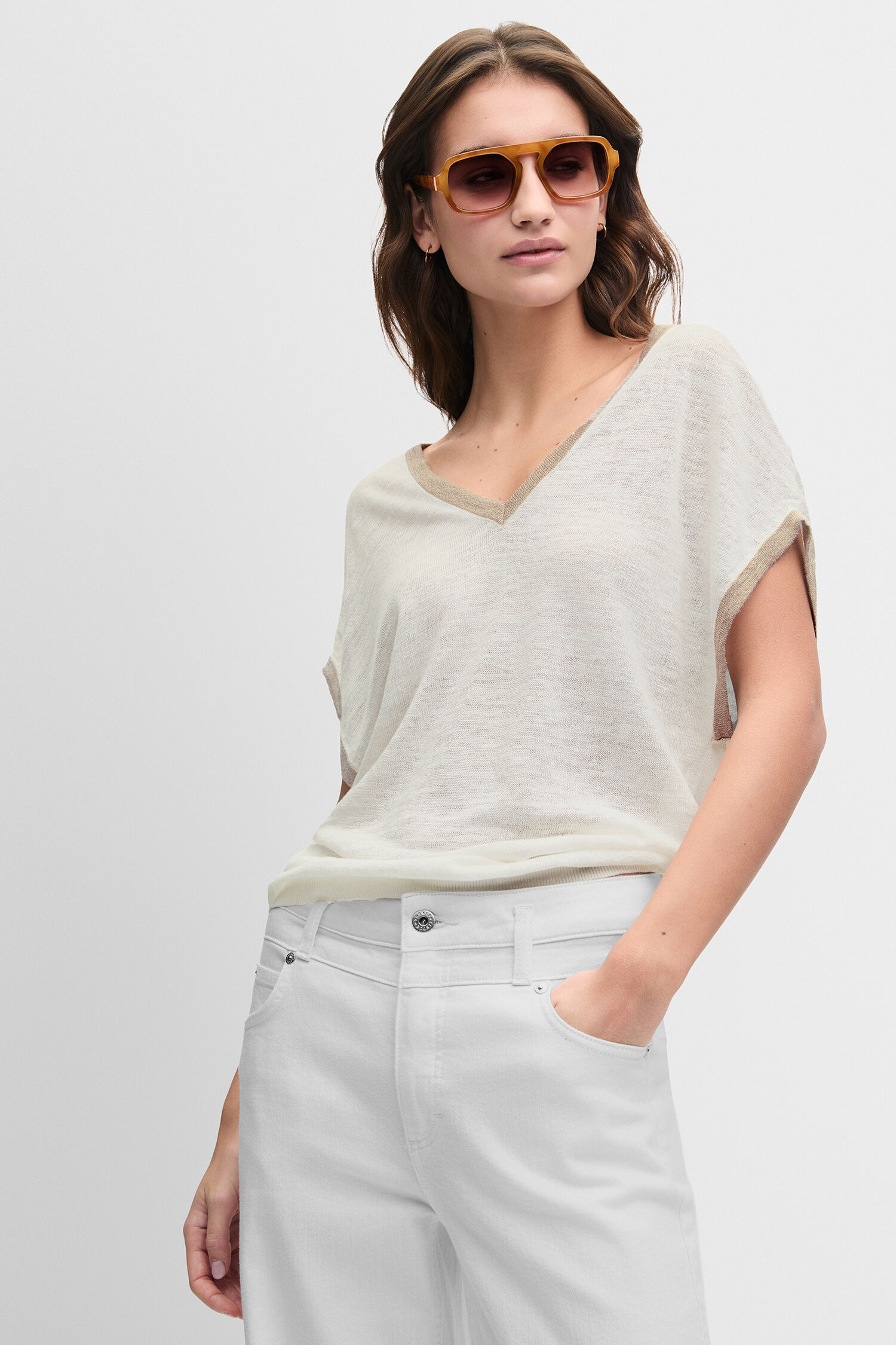 Sonnenbrille, brauner Rahmen, große Brille, V-Ausschnitt Oberteil, weißes Shirt