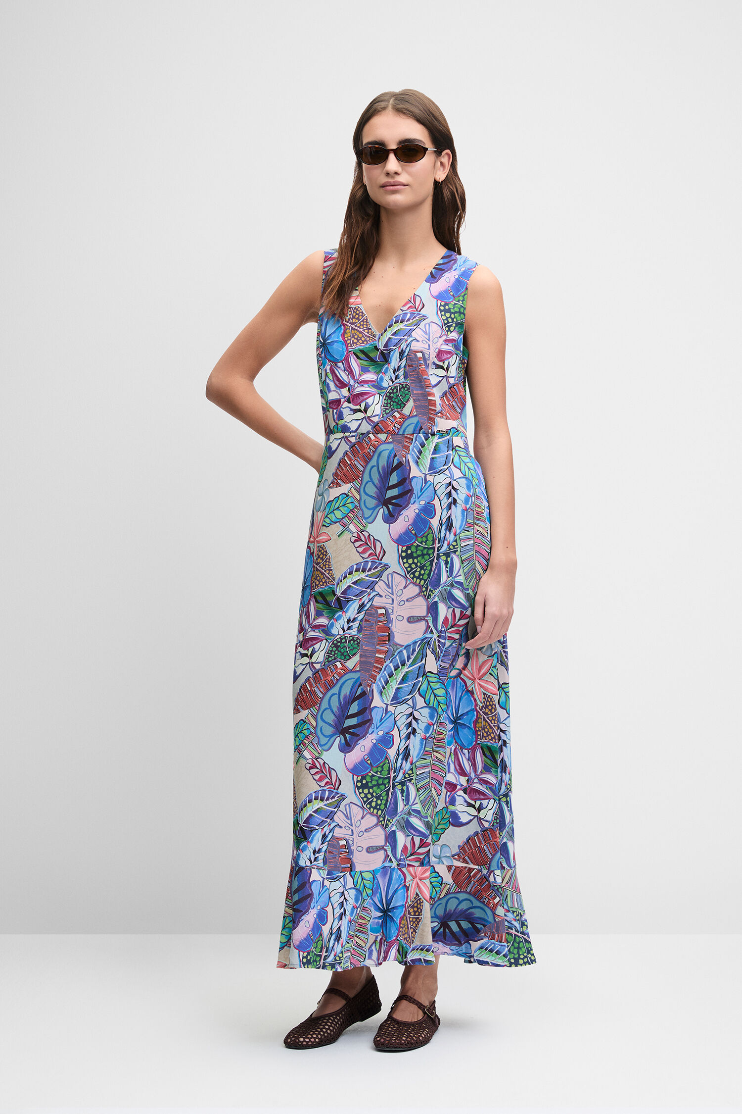 Sommerschnitt, Maxi-Kleid, Blättermuster, V-Ausschnitt, Chunky-Sandalen