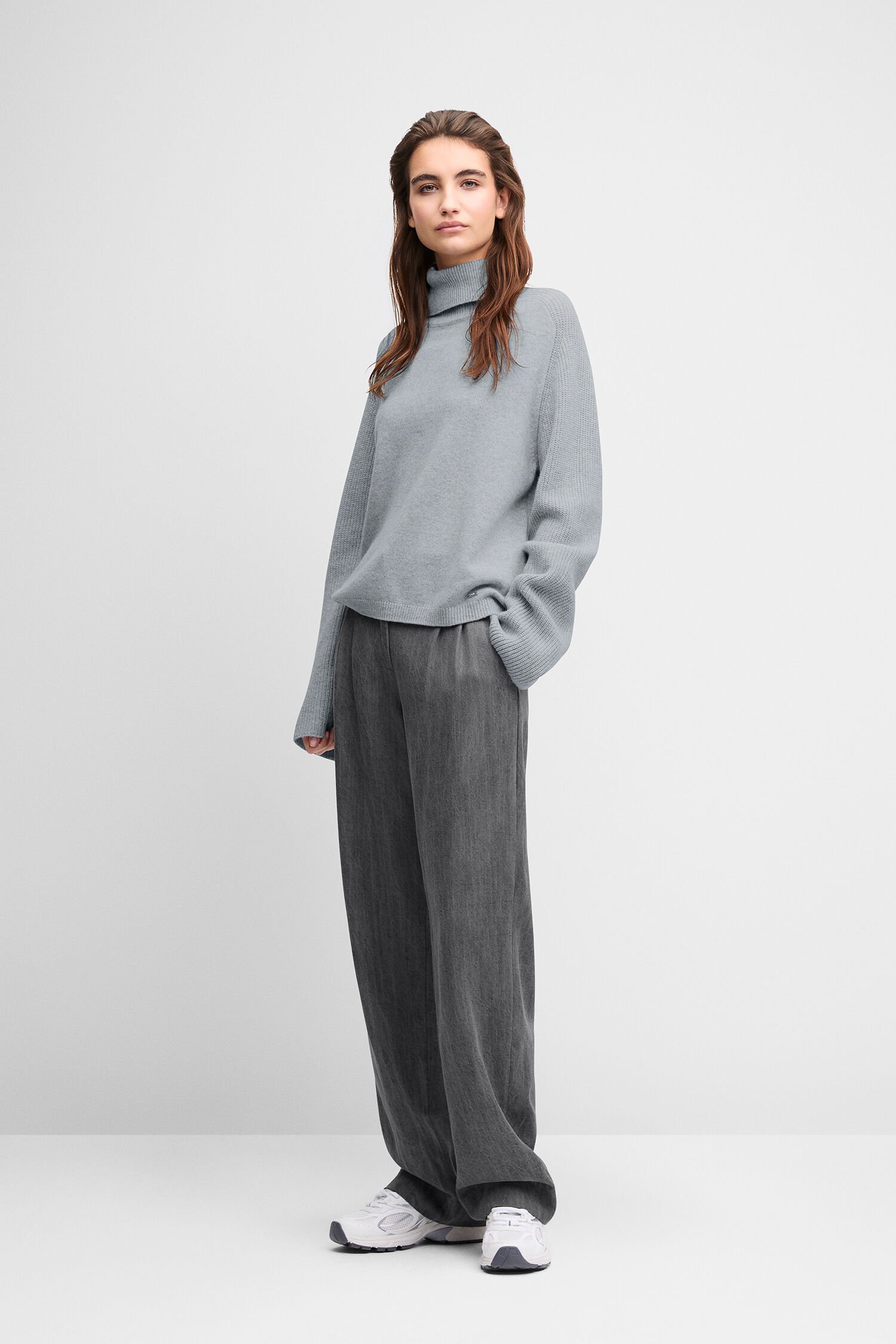 grau Hoodie, Rollkragenpullover, weite Hose, Sneaker-Kombination, Strickpullover