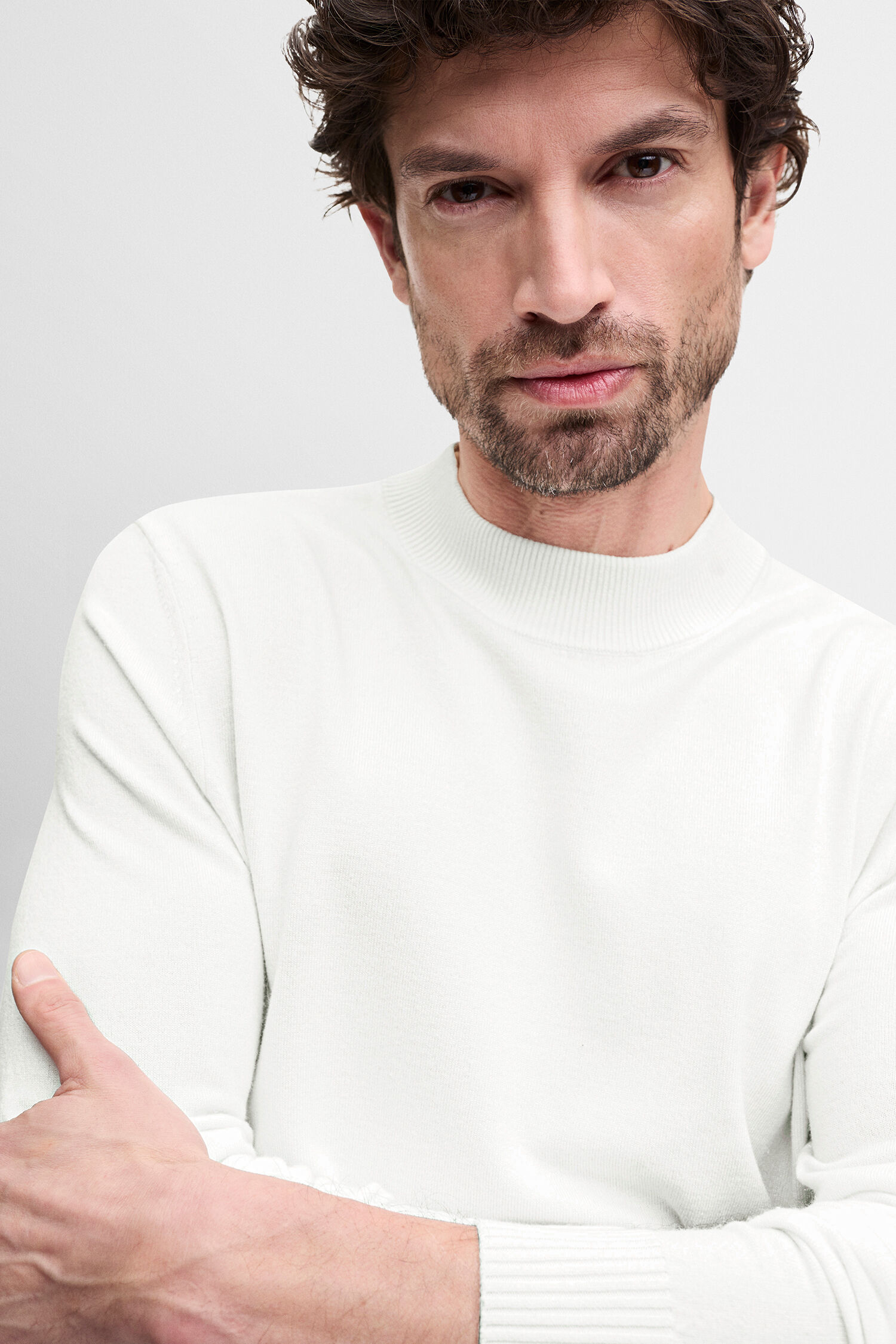 weißer pullover, rundhals-pullover, baumwolle, langarm, graue hose