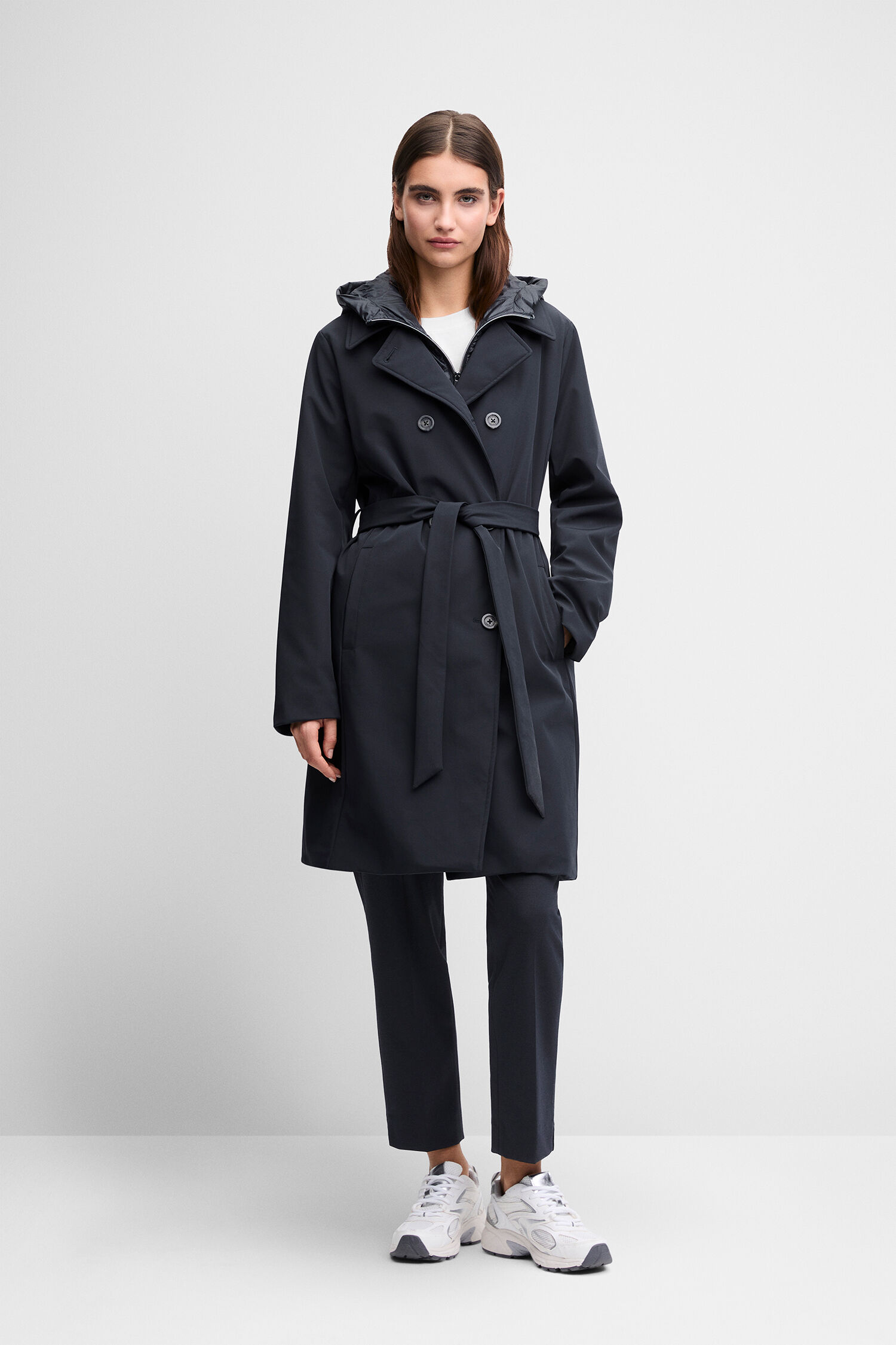 Trenchcoat, Dunkelblau, Gürtel, Hose, Sneaker