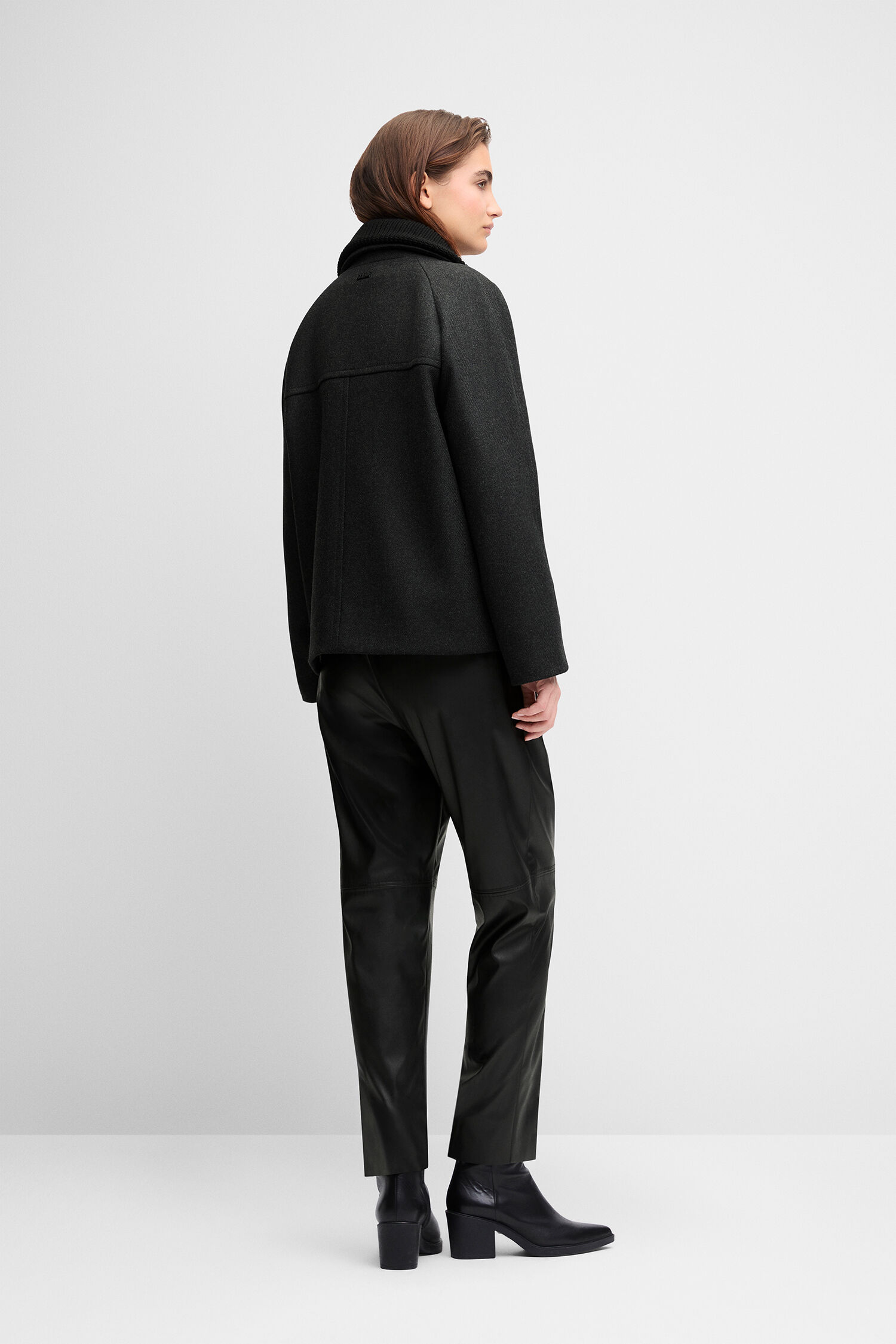 Mantel, Schwarz, Turtleneck, Rückenansicht, Hose, Stiefel