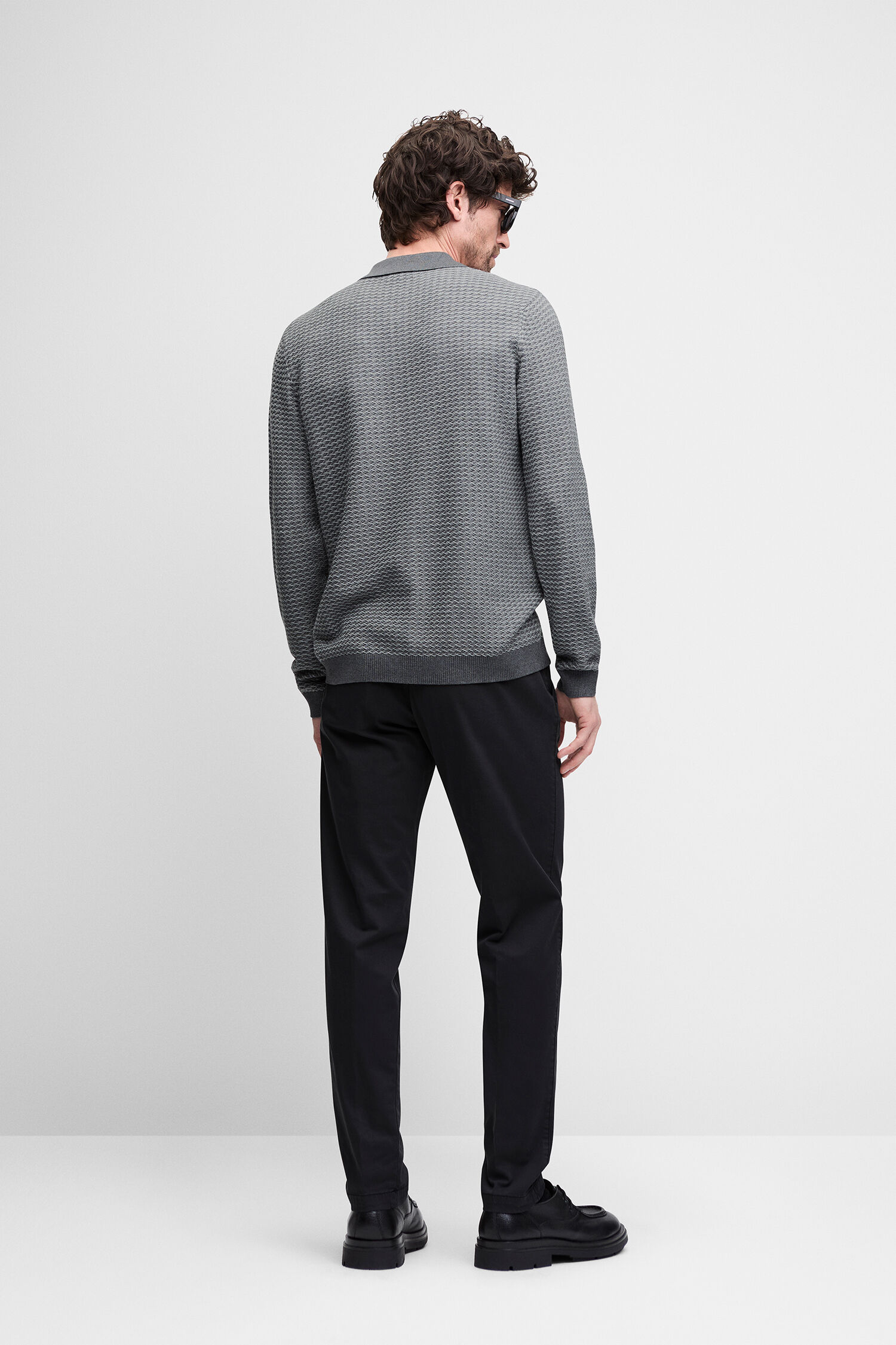 grauer Cardigan, strukturiertes Strickmuster, langärmlig, gerippter Saum, enger Schnitt