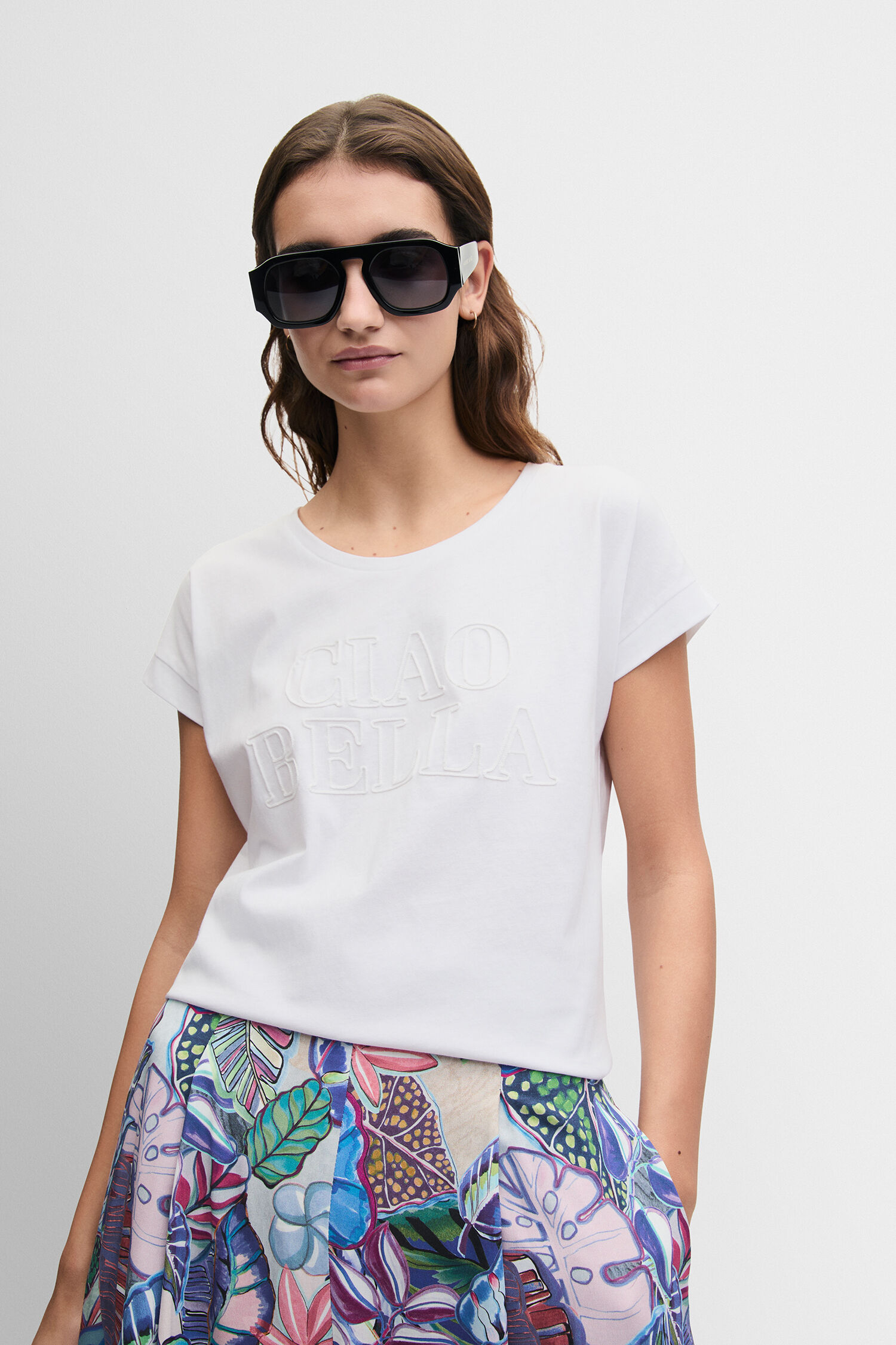 Sonnenbrille, weißes T-Shirt, erhabener Text, bedruckter Rock, auffälliger Druck