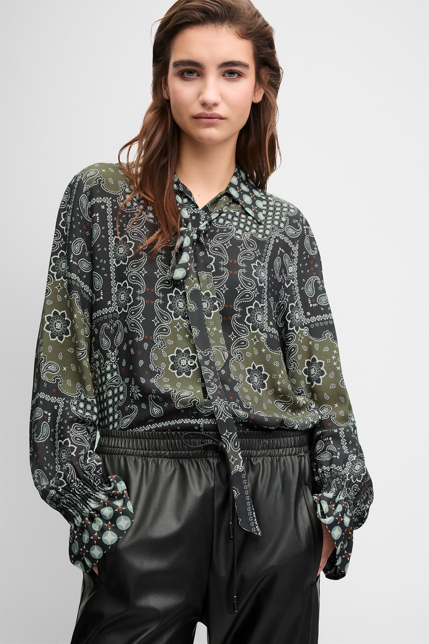 Bluse, Paisley-Muster, lange Ärmel, Halbkragen-Bindung, transparente Stoff