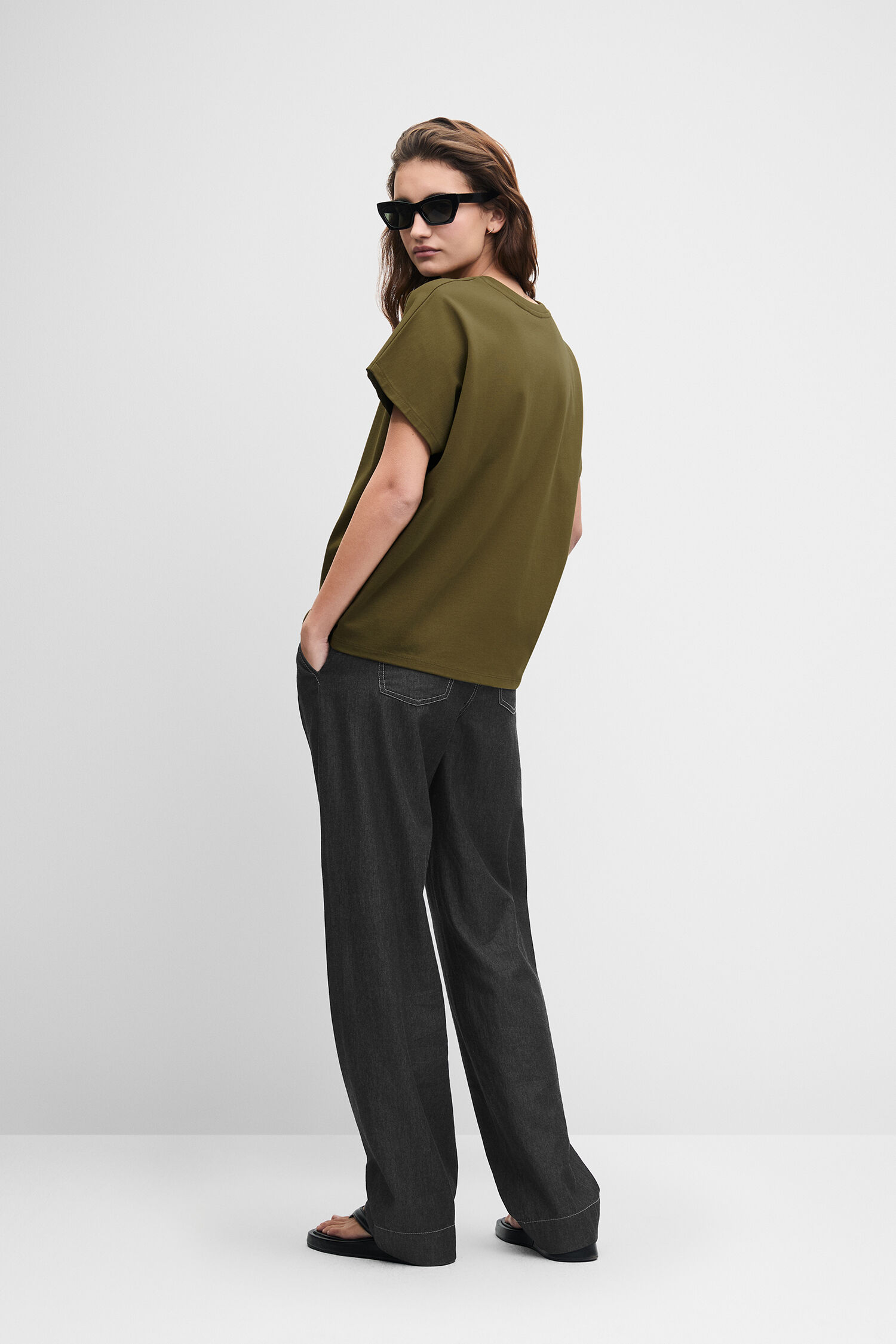 T-Shirt, Olive, Kurzarm, Rundhalsausschnitt, Jeanspants