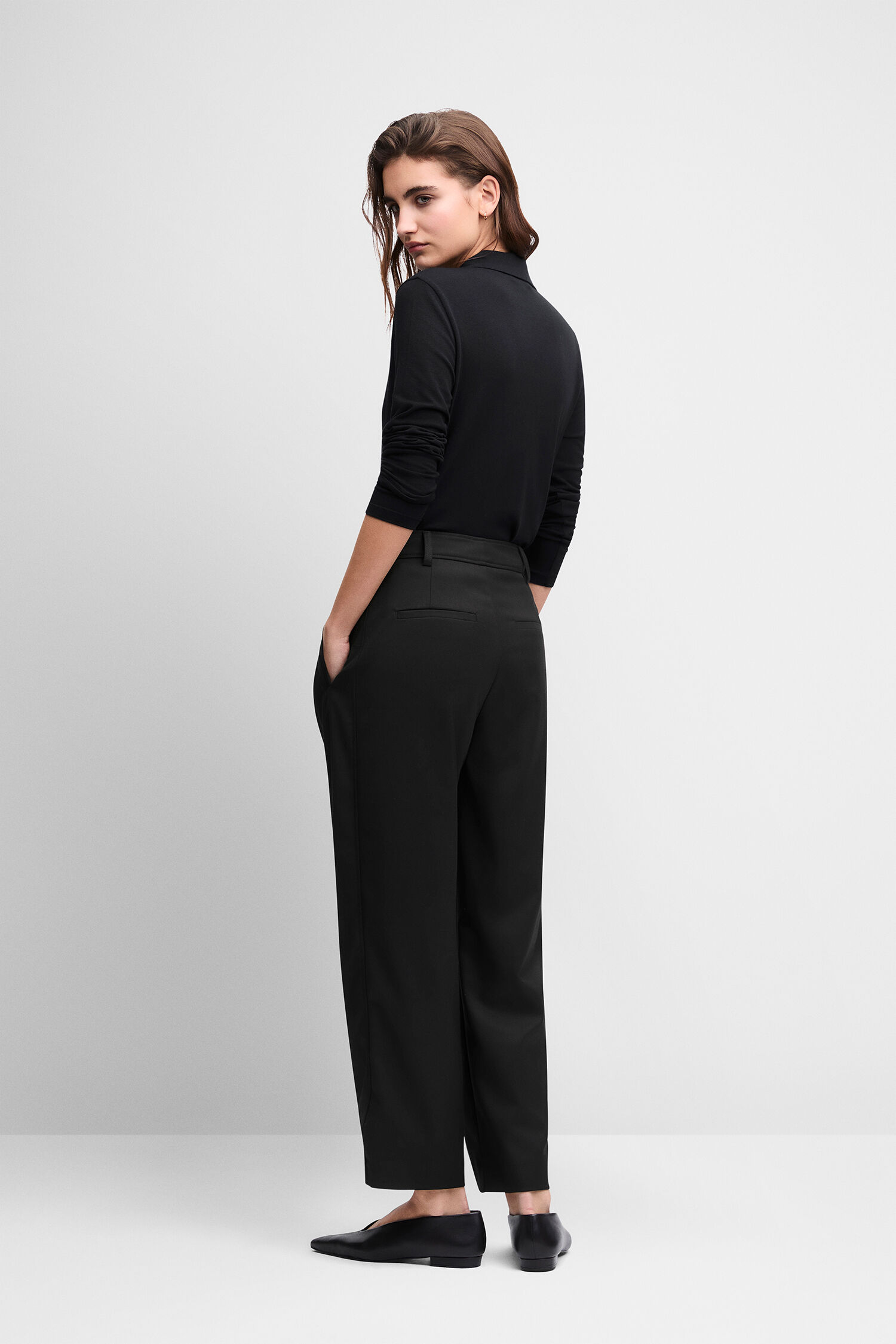 schwarzes Oberteil, lange Ärmel, schwarze Hose, taillierte Hose, slip-on Schuhe