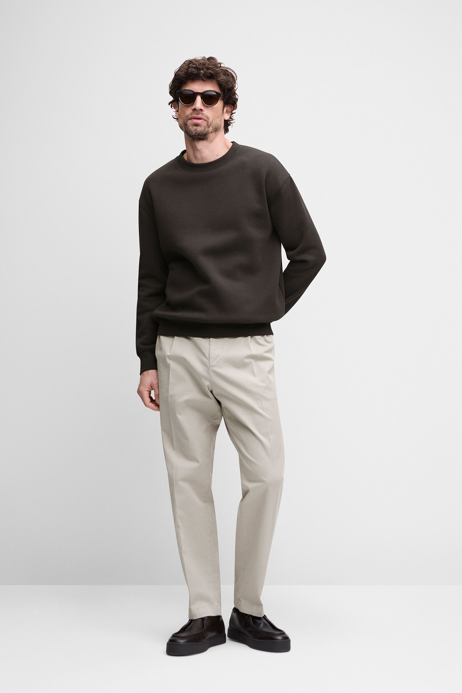 Sweatshirt, Dunkelgrün, Rundhalsausschnitt, Beige Hose, Sonnenbrille