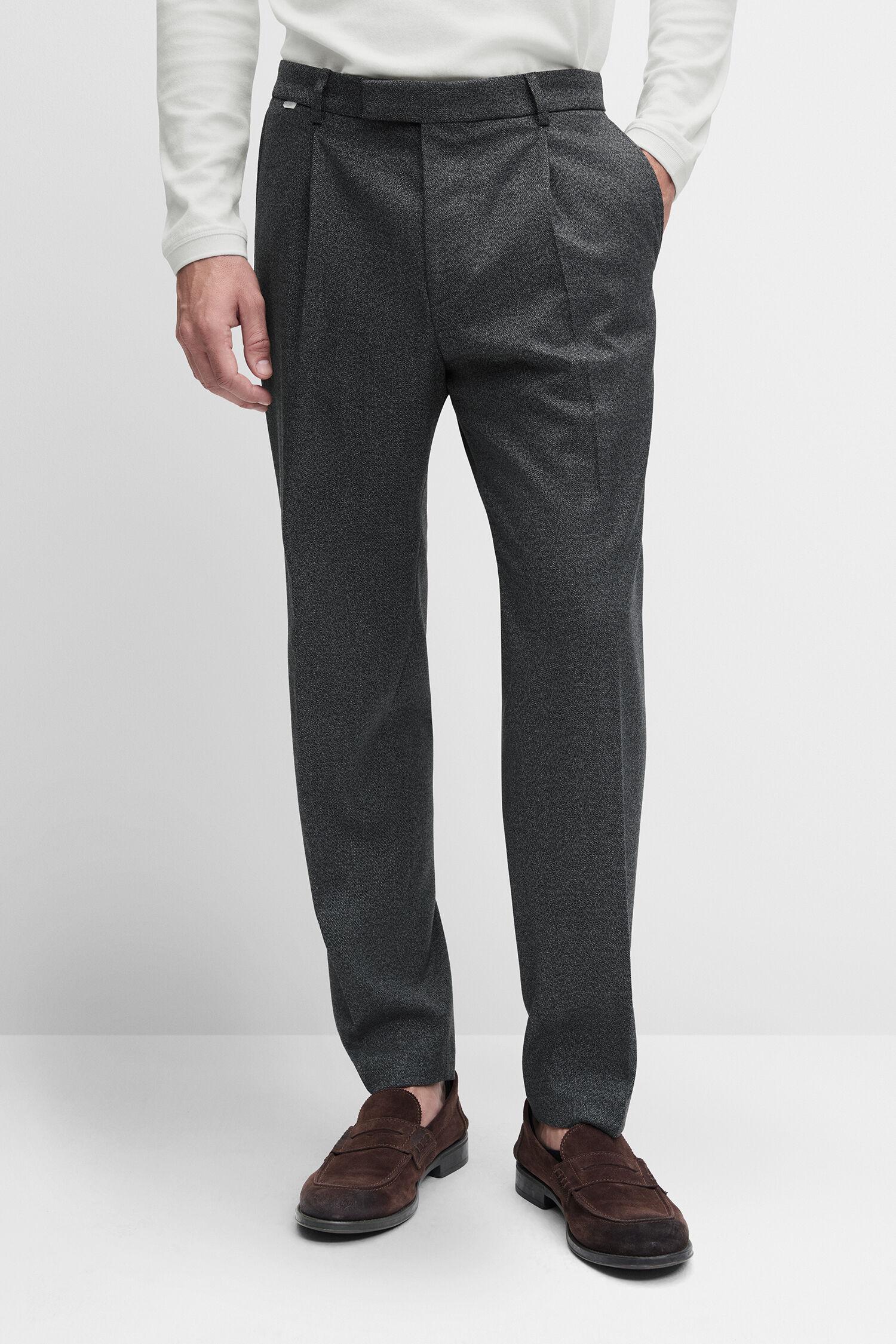 Kleidung, Langärmliges Shirt, Weißes Oberteil, Hose, Loafers