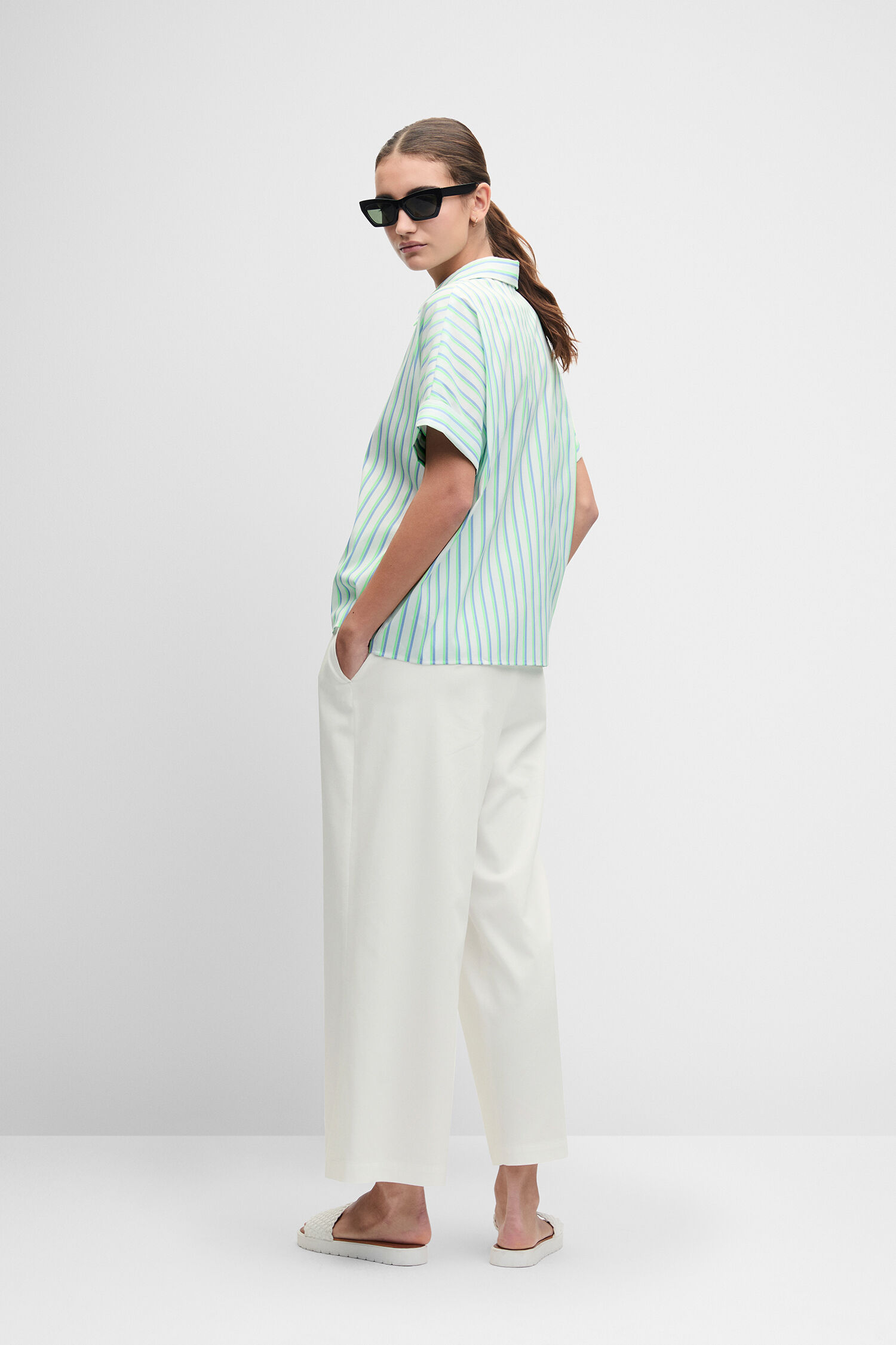 Kirschblau gestreift, Oversized Hemd, Kurzarm, Sommeroutfit, Weiße Hose