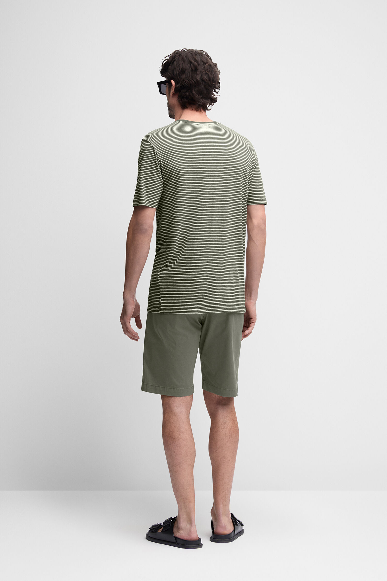 Kurze Hose, T-shirt, Erwachsener, Mann, Person